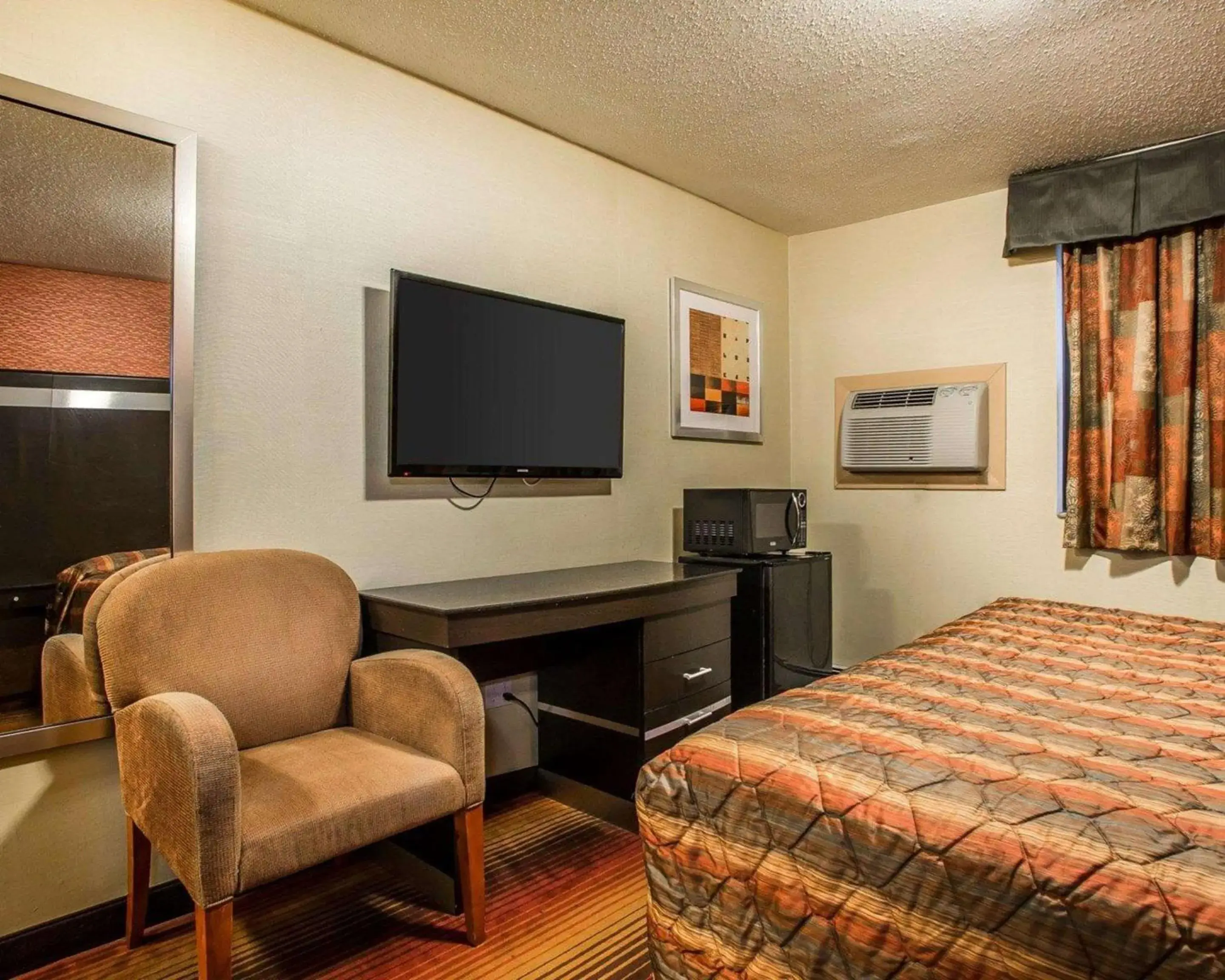 Photo of the whole room, Bed in Rodeway Inn Photo of the whole room, Bed in Rodeway Inn