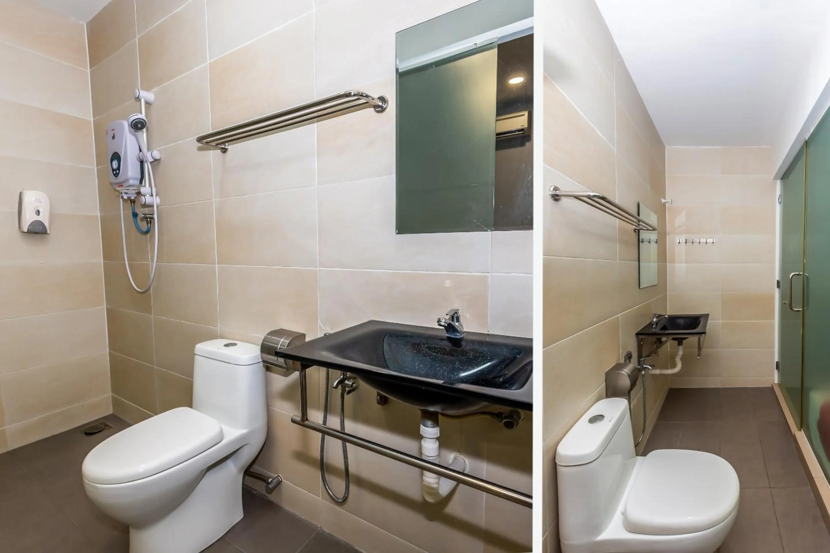 Bathroom in OYO 1185 Ho Hotel