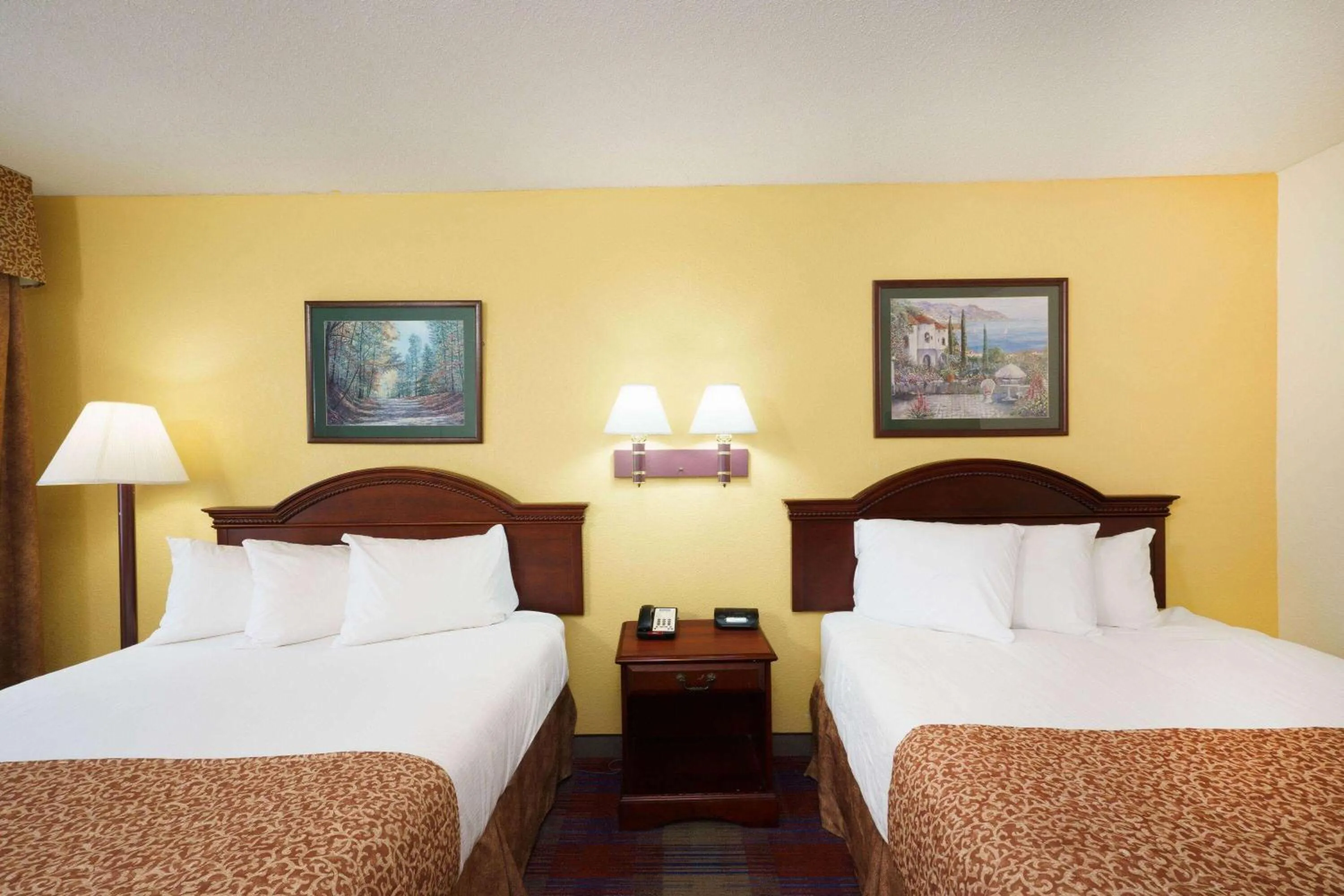 Photo of the whole room, Bed in Travelodge by Wyndham Montgomery East