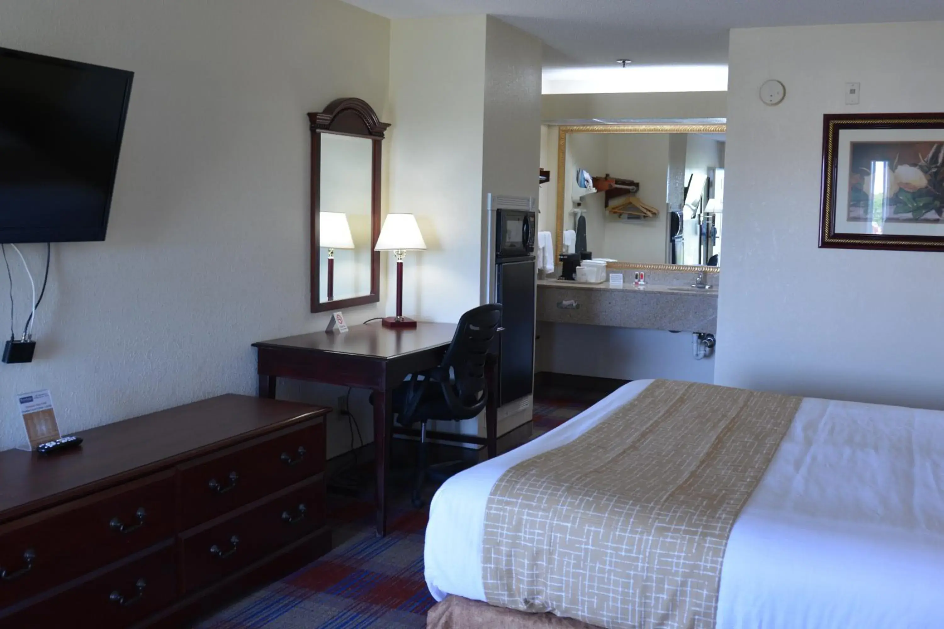 King Room - Non-Smoking in Travelodge by Wyndham Montgomery East King Room - Non-Smoking in Travelodge by Wyndham Montgomery East