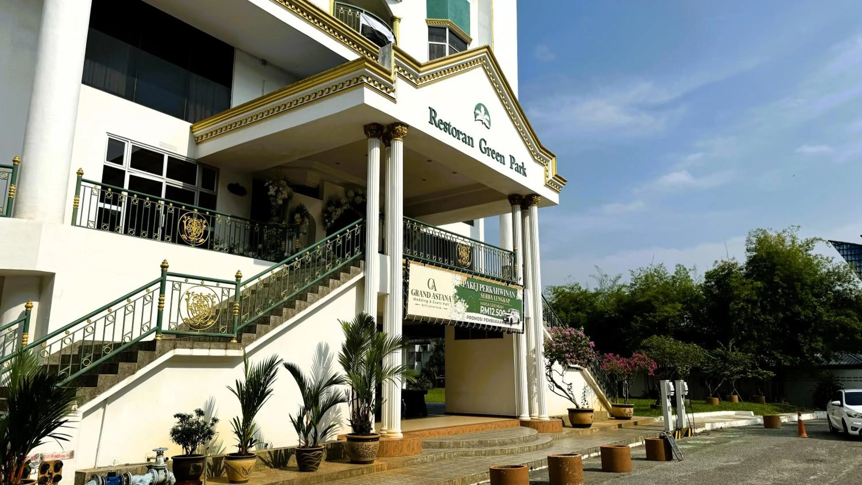 Property building in Hotel Green Park