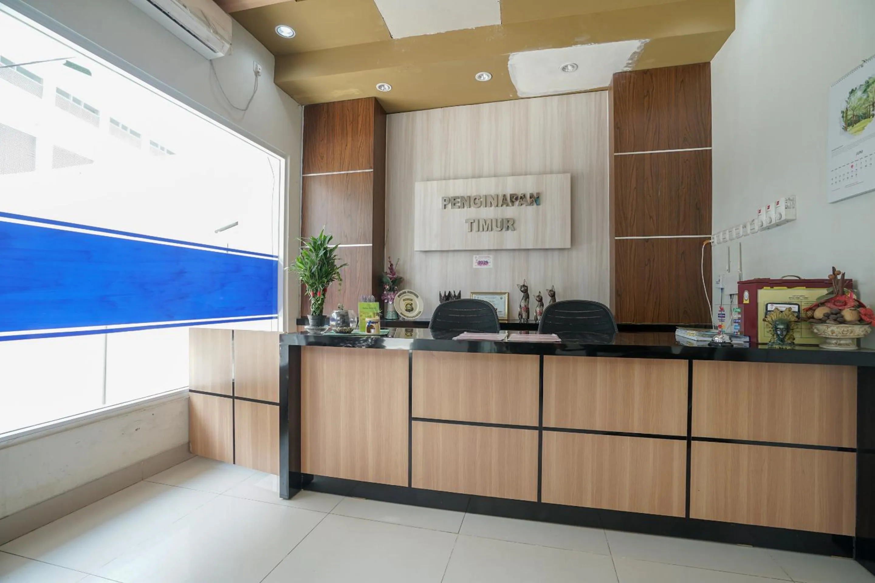 Lobby or reception in RedDoorz Plus near Palembang Airport 3