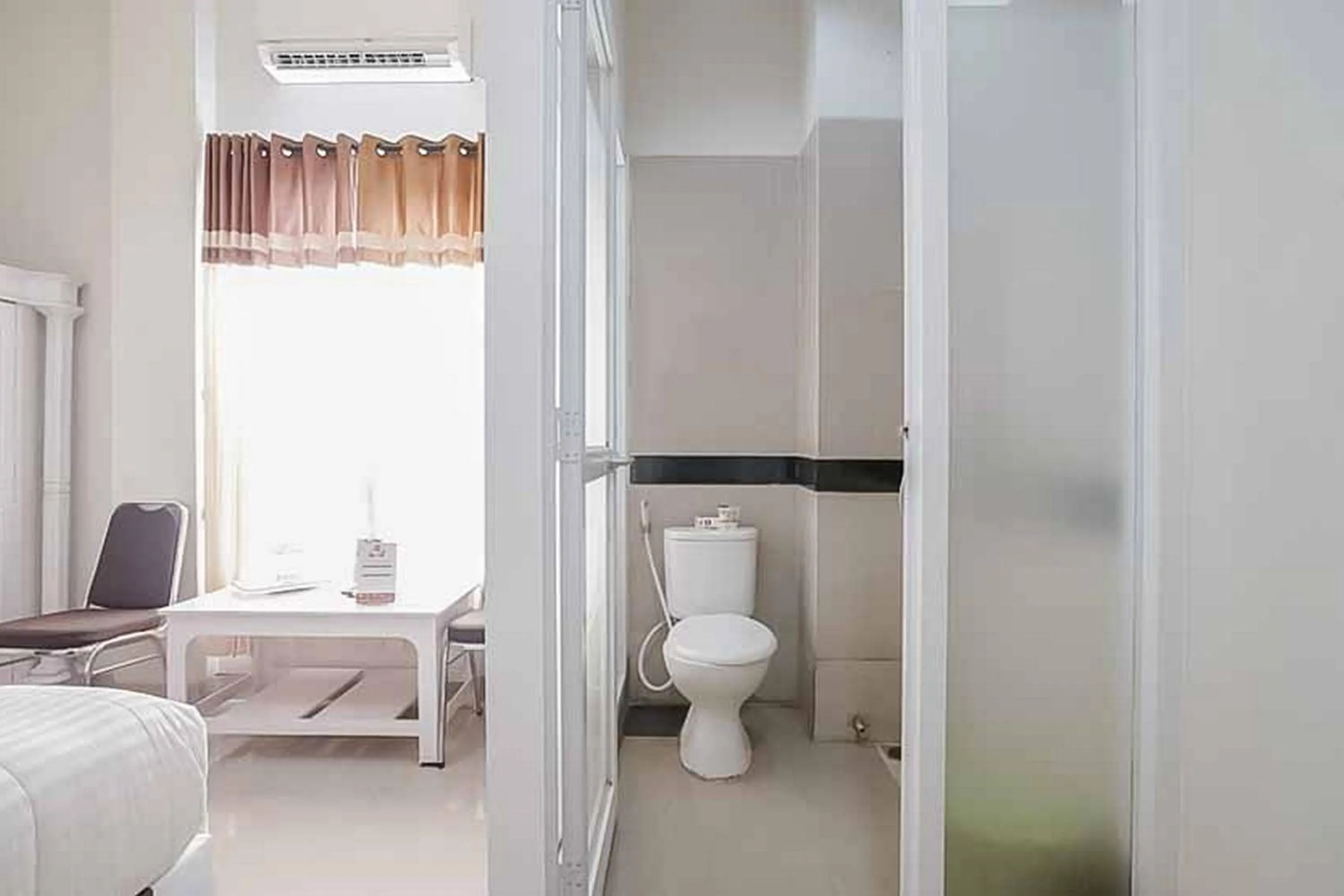 Bed in RedDoorz Plus near Palembang Airport 3