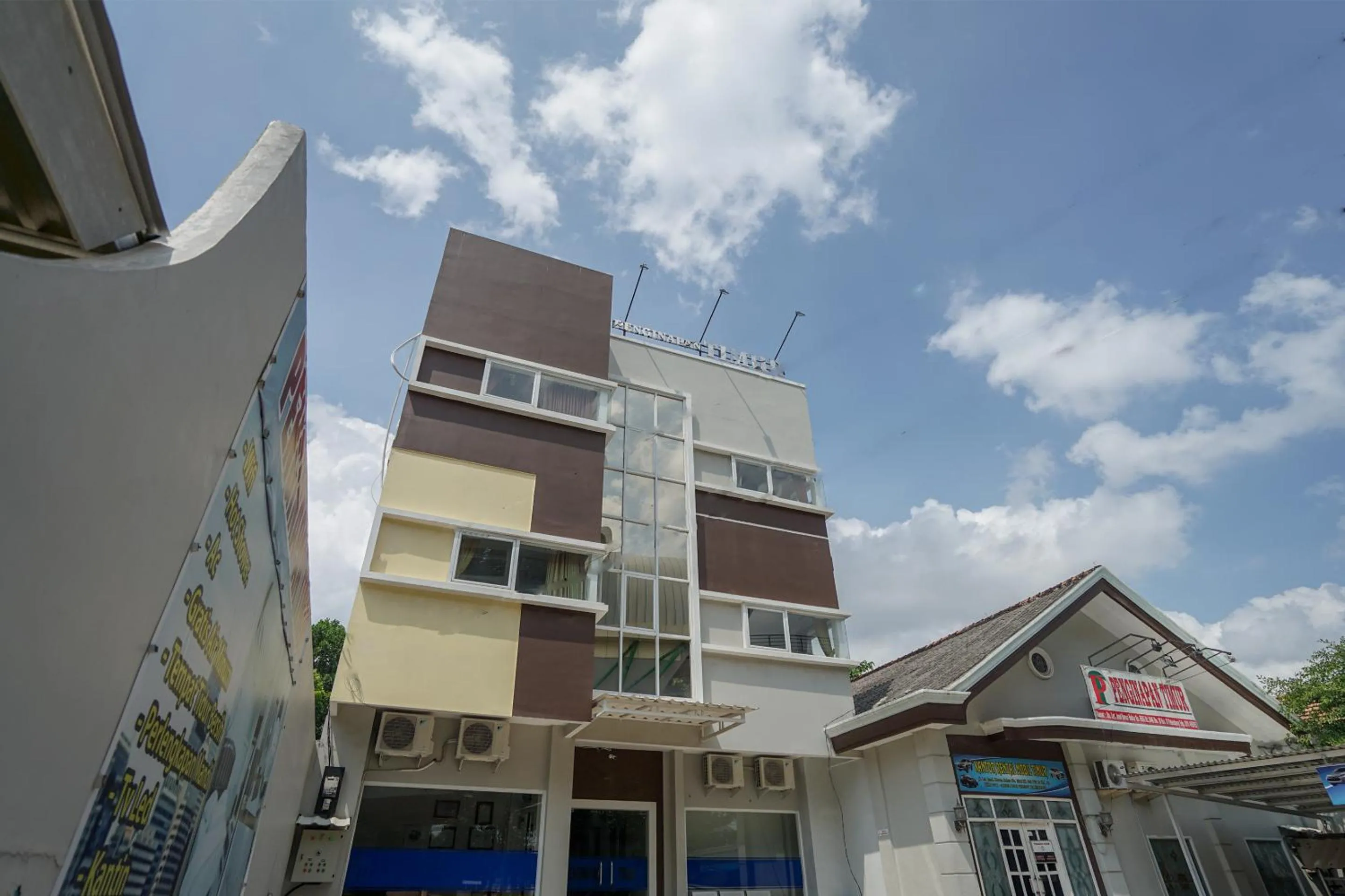 Property building in RedDoorz Plus near Palembang Airport 3