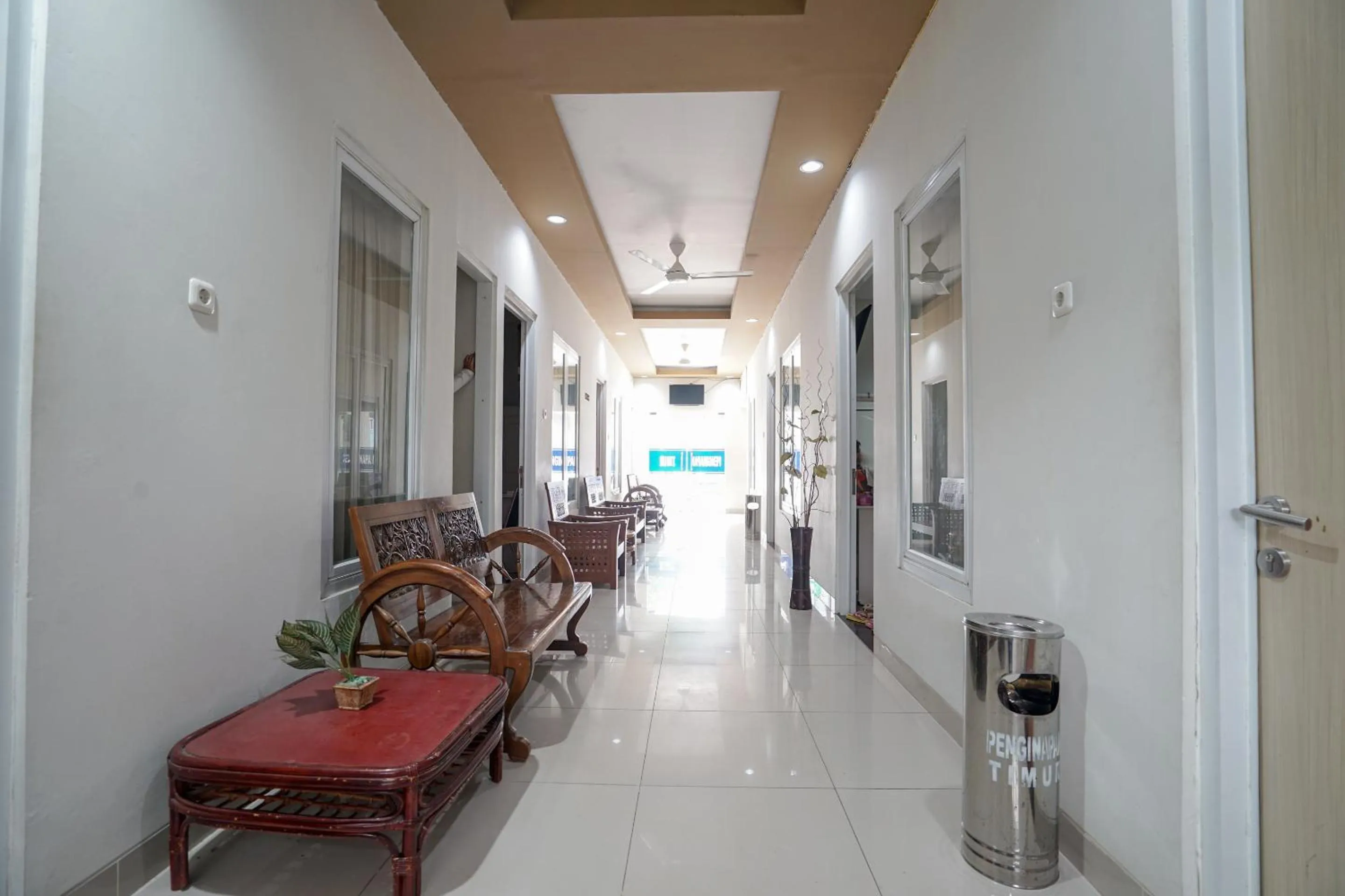 Lobby or reception in RedDoorz Plus near Palembang Airport 3