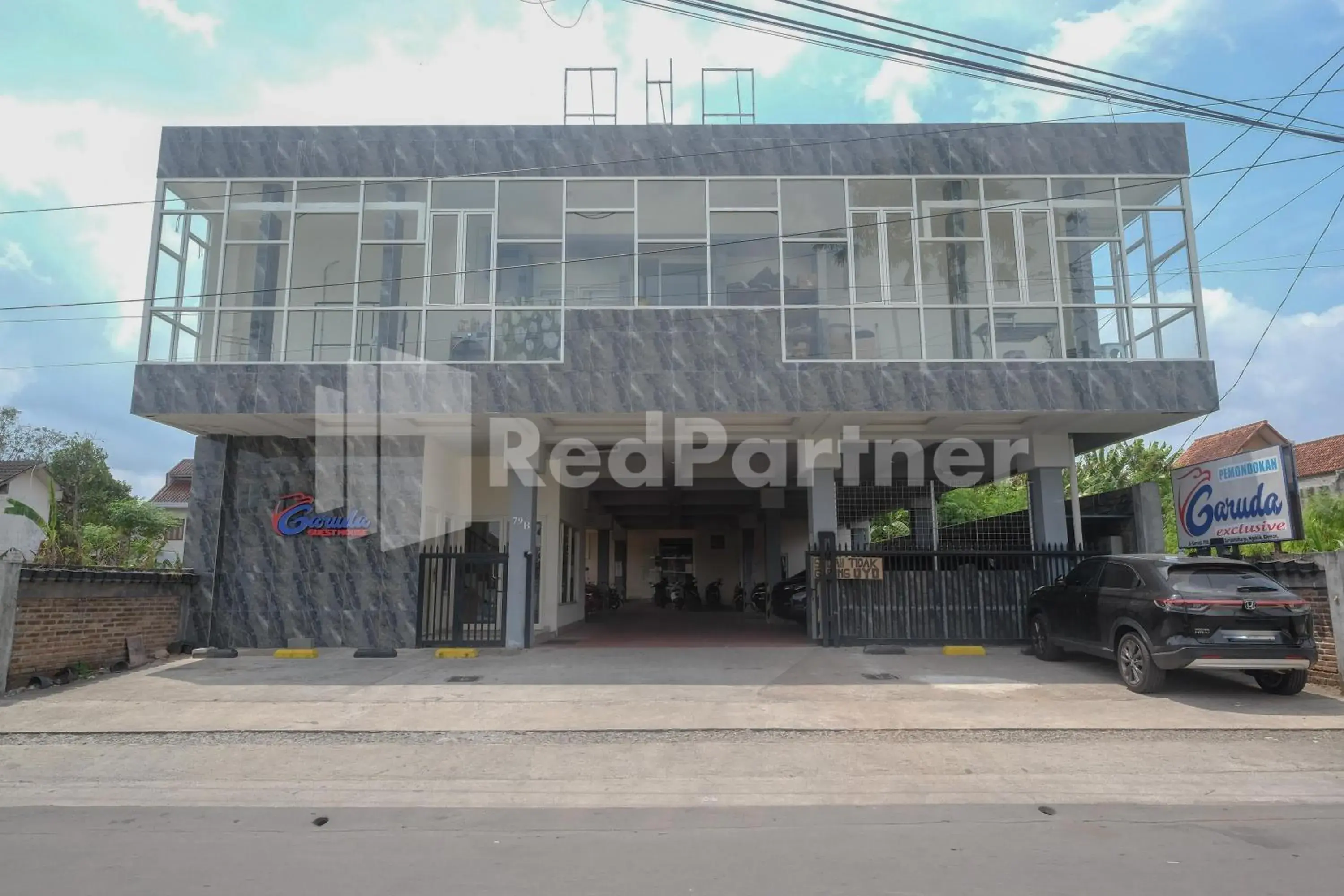 Property building in Garuda Guesthouse Yogyakarta RedPartner Property building in Garuda Guesthouse Yogyakarta RedPartner