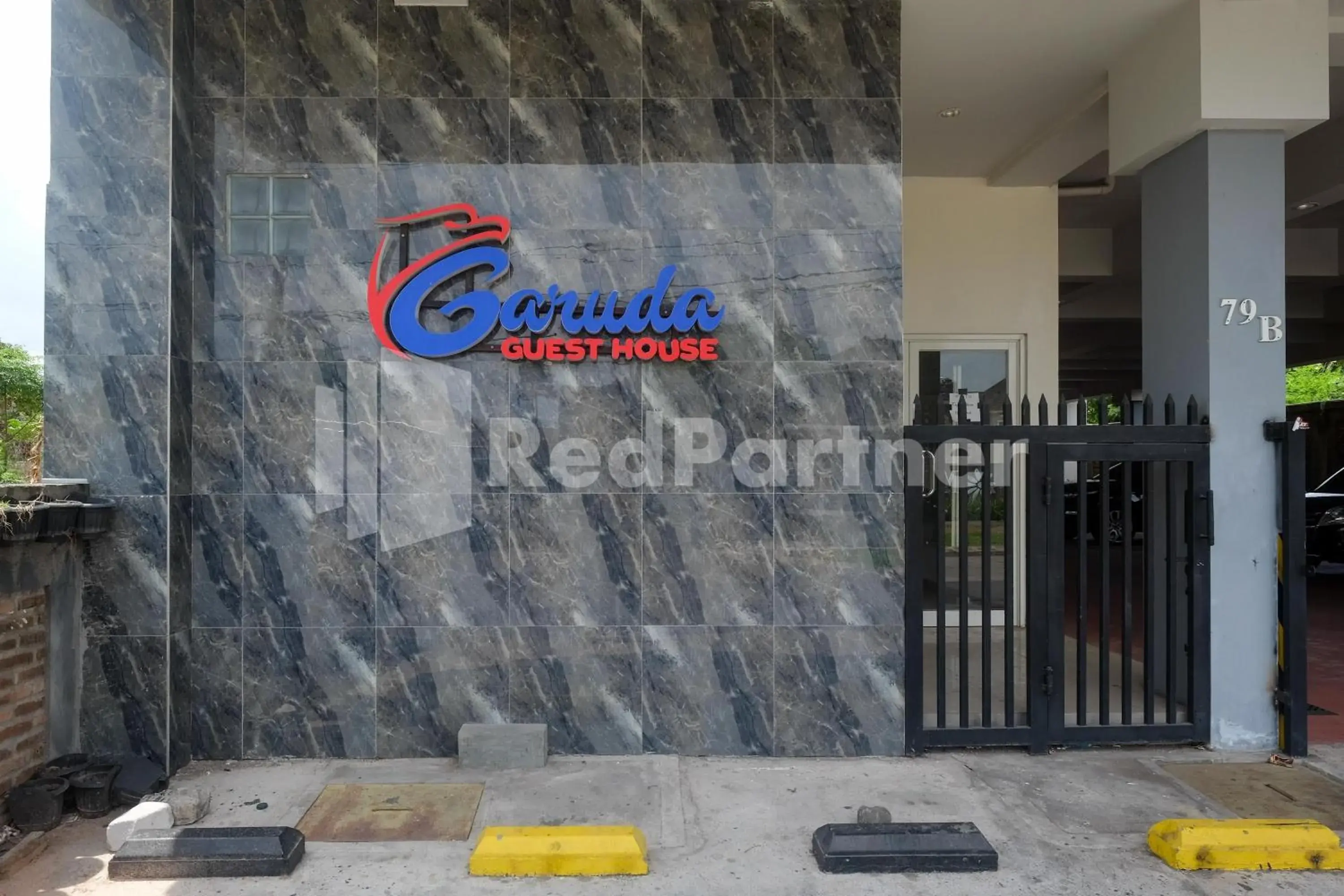 Property building in Garuda Guesthouse Yogyakarta RedPartner Property building in Garuda Guesthouse Yogyakarta RedPartner