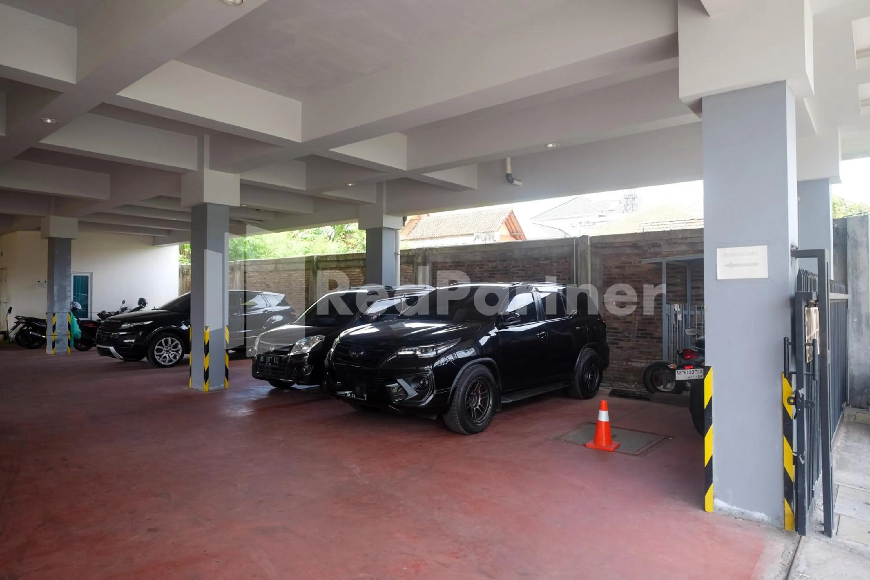 Parking in Garuda Guesthouse Yogyakarta RedPartner
