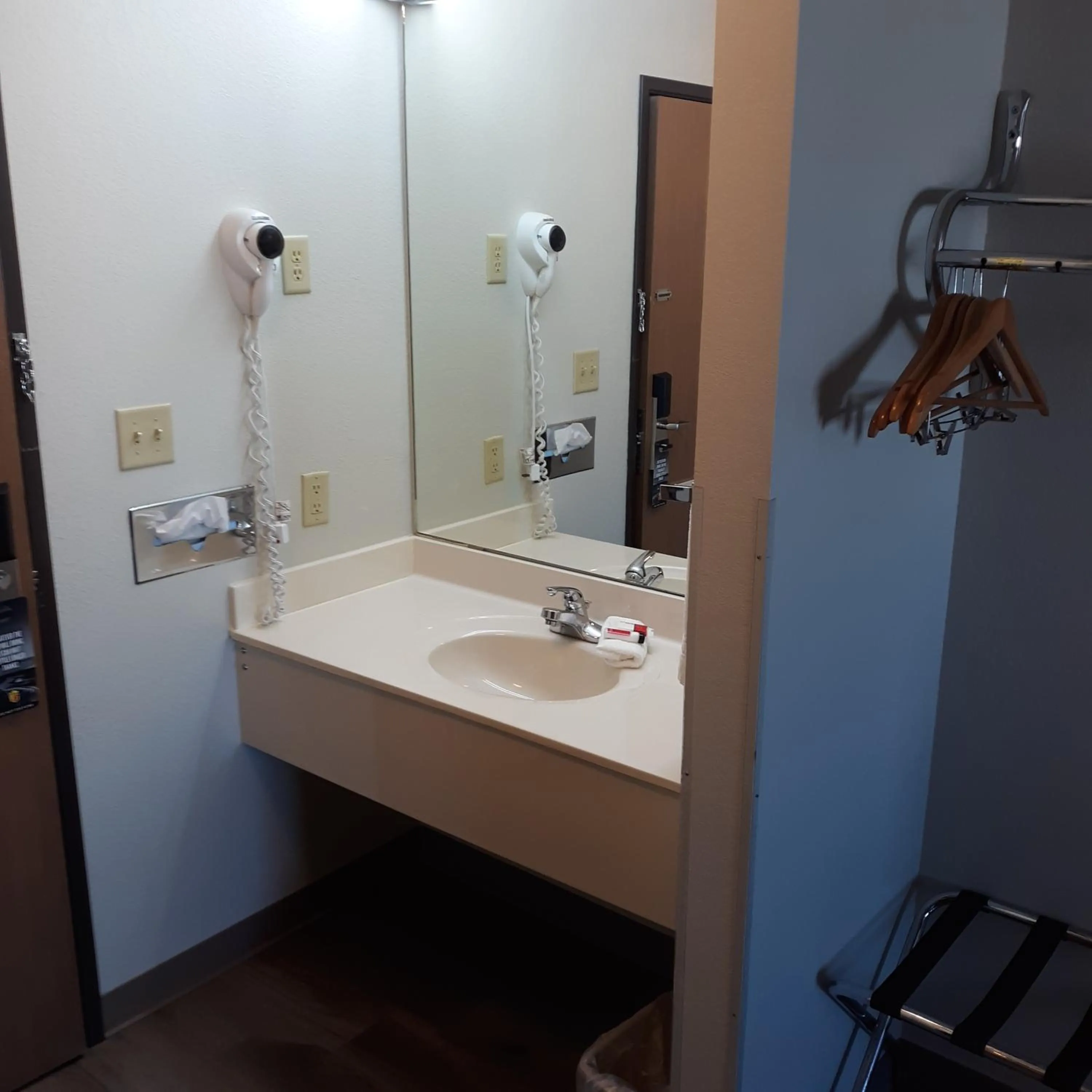 Bathroom in Super 8 by Wyndham Bethany MO