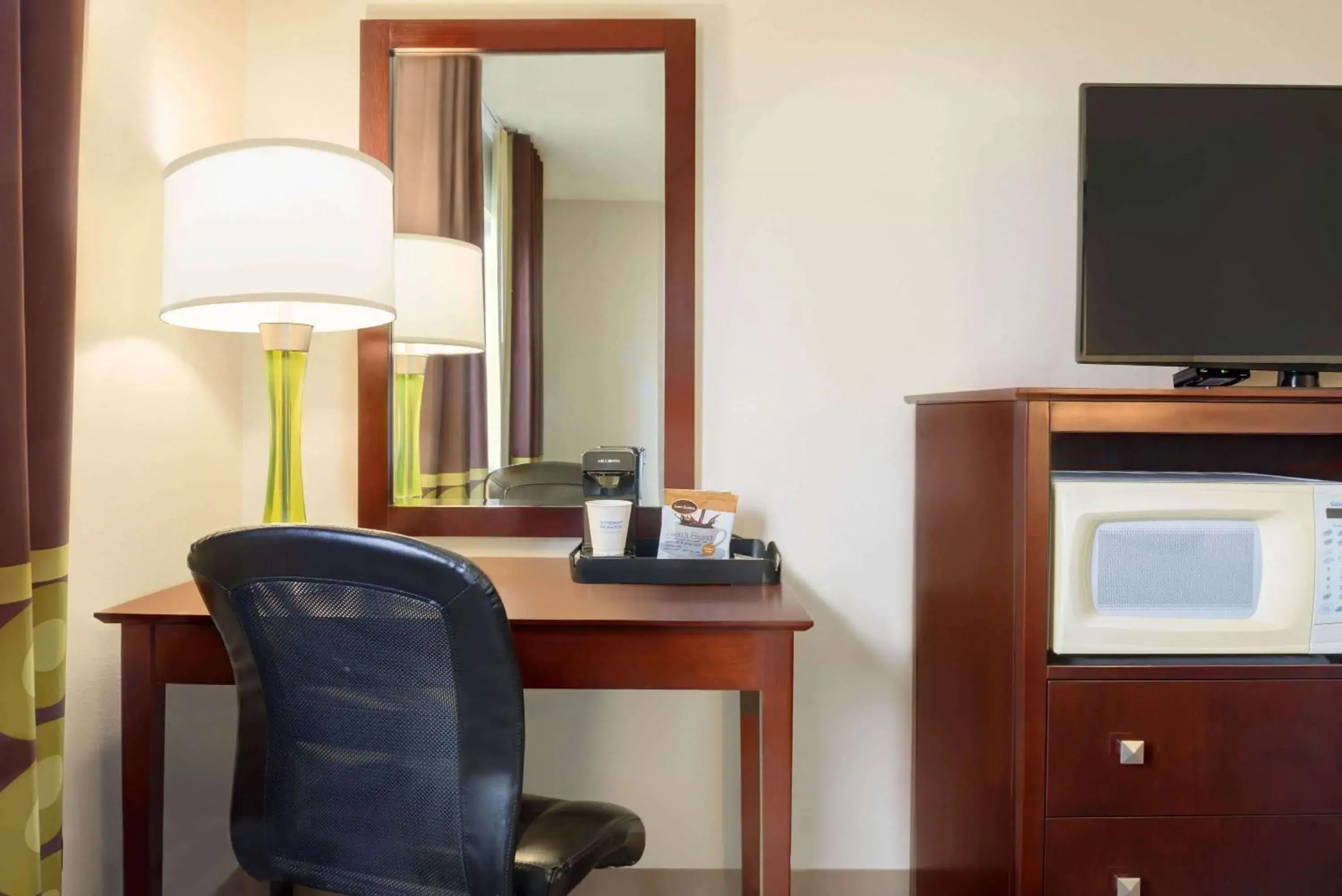 Photo of the whole room in Super 8 by Wyndham Bethany MO Photo of the whole room in Super 8 by Wyndham Bethany MO