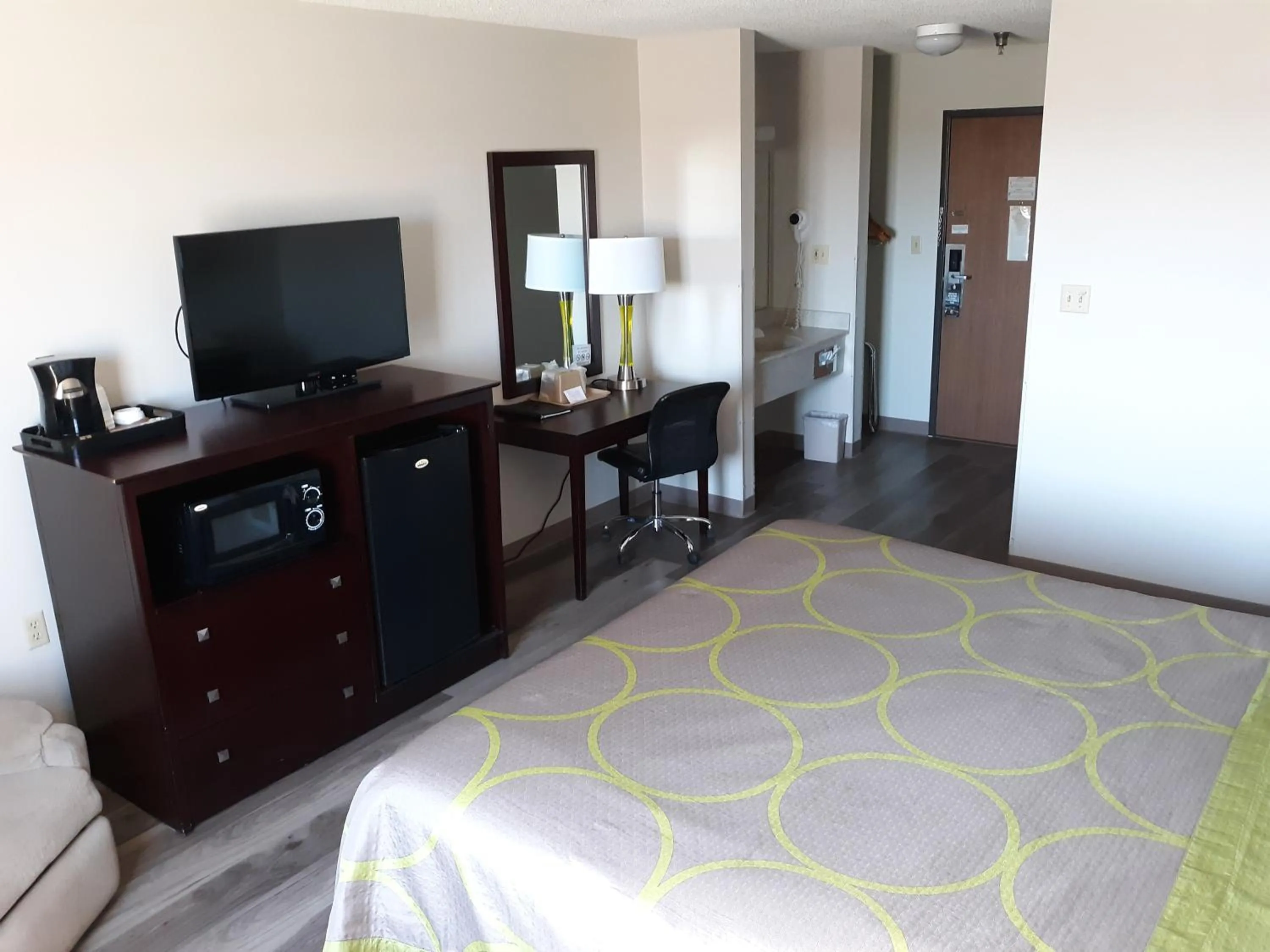 Bedroom, Bed in Super 8 by Wyndham Bethany MO