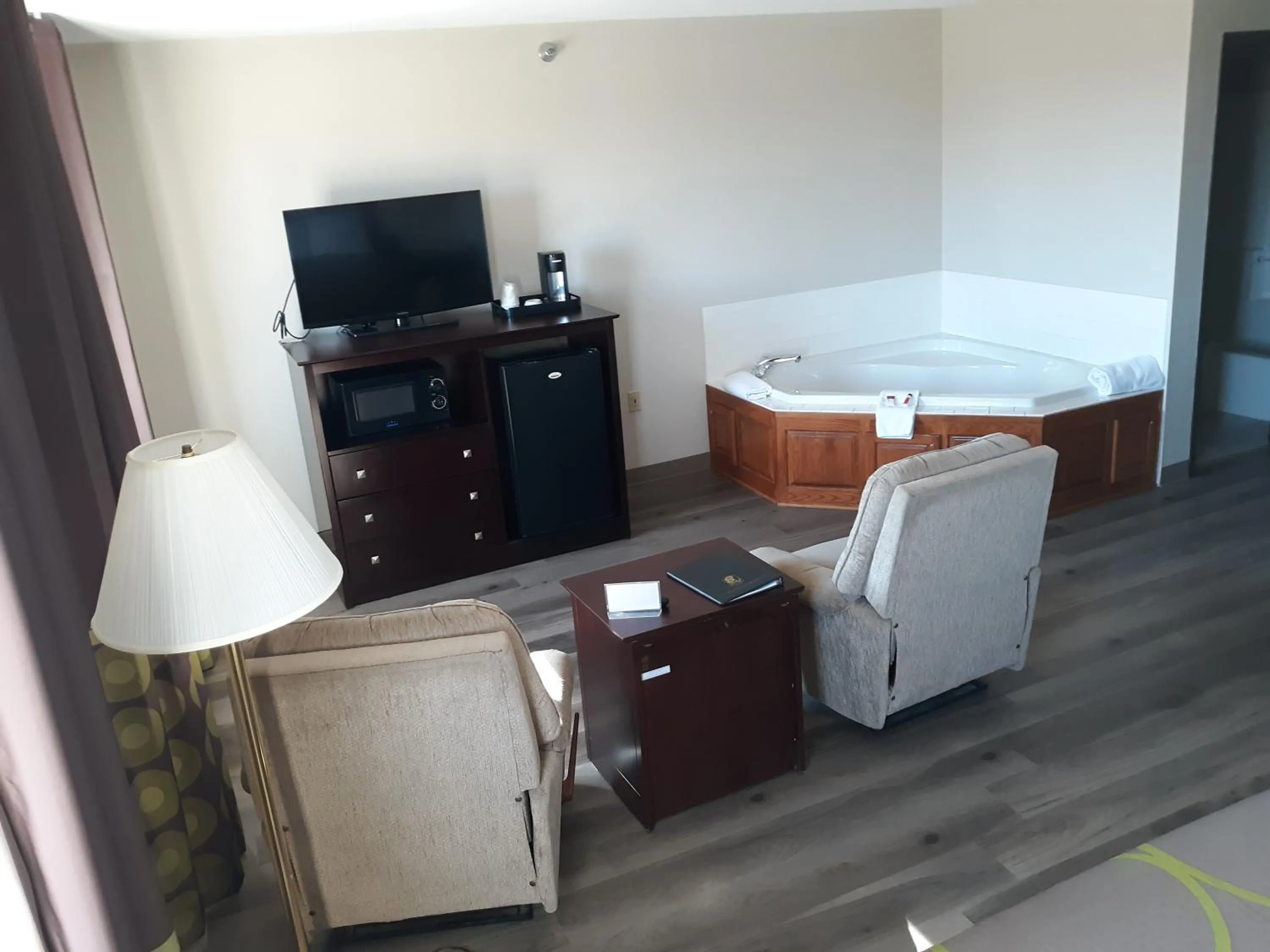 TV and multimedia, Bed in Super 8 by Wyndham Bethany MO