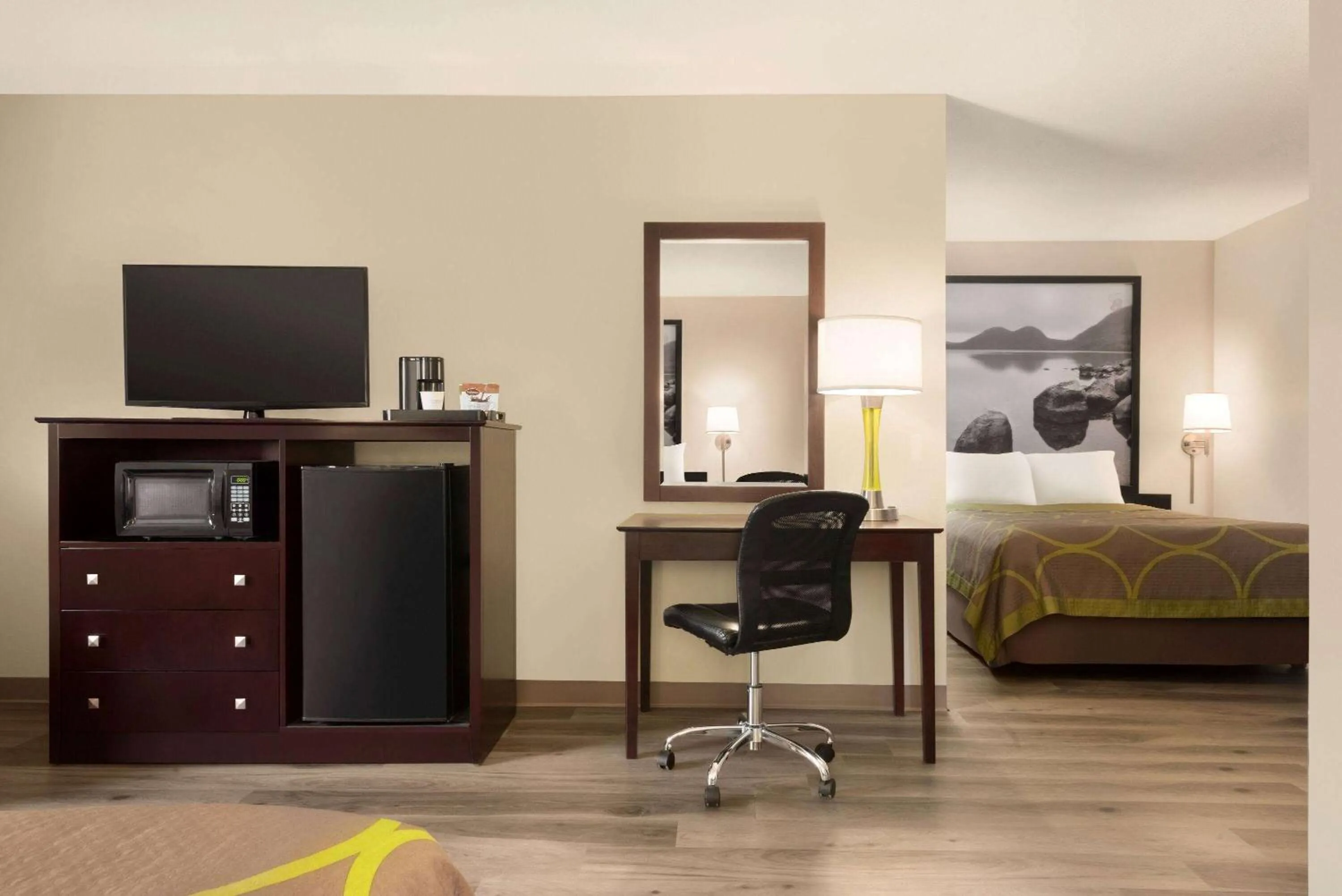 Photo of the whole room, Bed in Super 8 by Wyndham Bethany MO