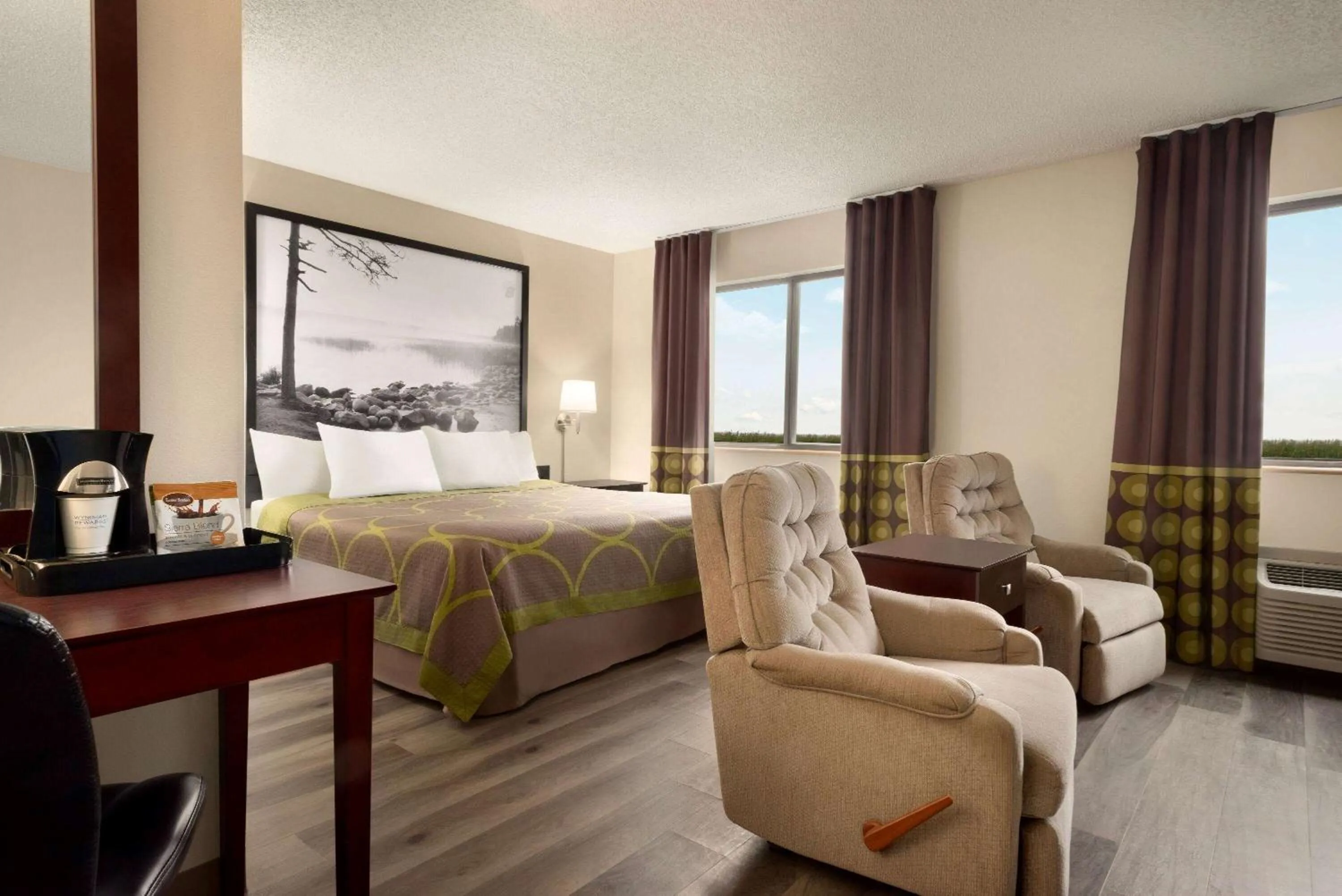 Photo of the whole room, Bed in Super 8 by Wyndham Bethany MO