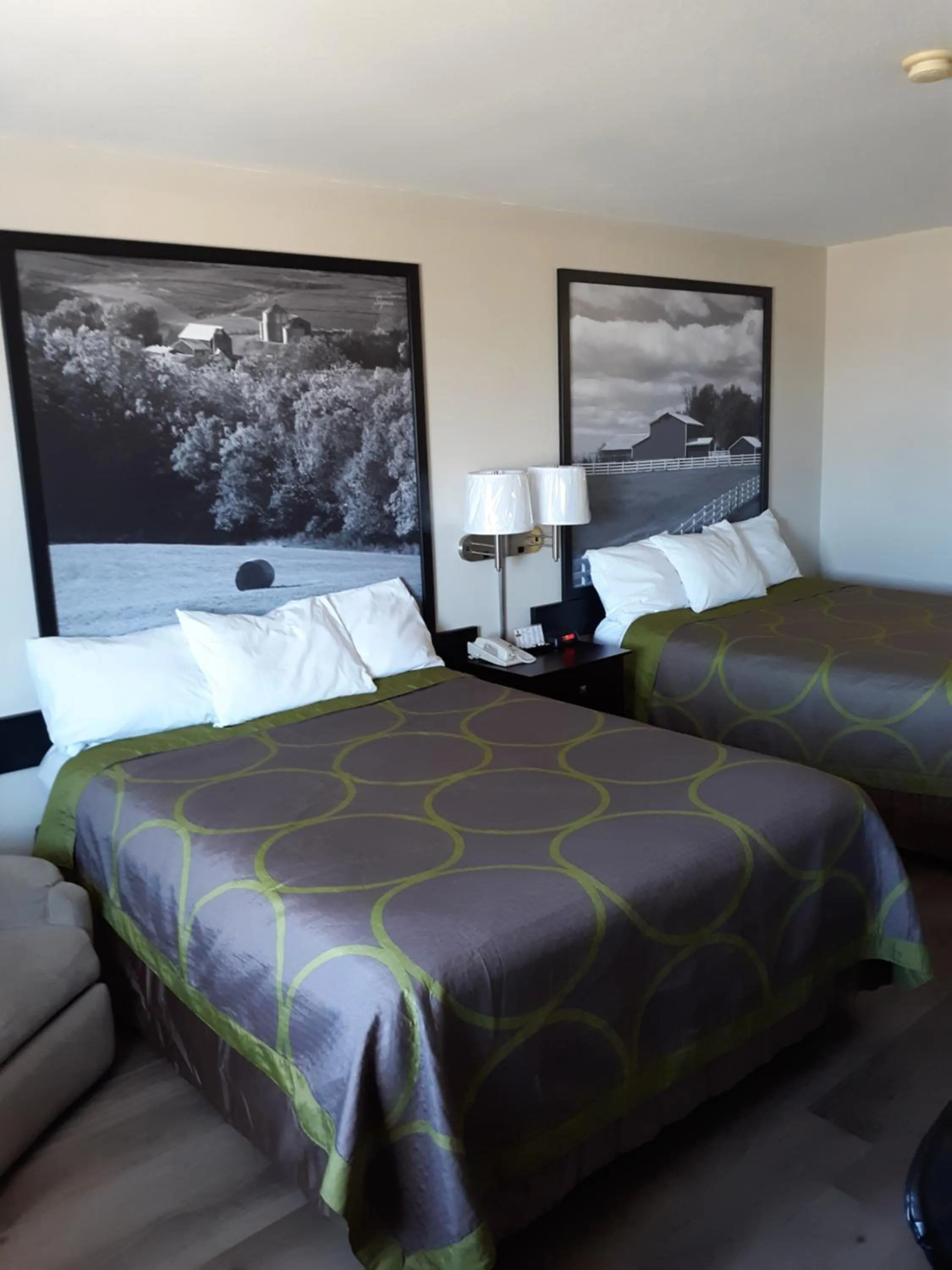 Bedroom, Bed in Super 8 by Wyndham Bethany MO