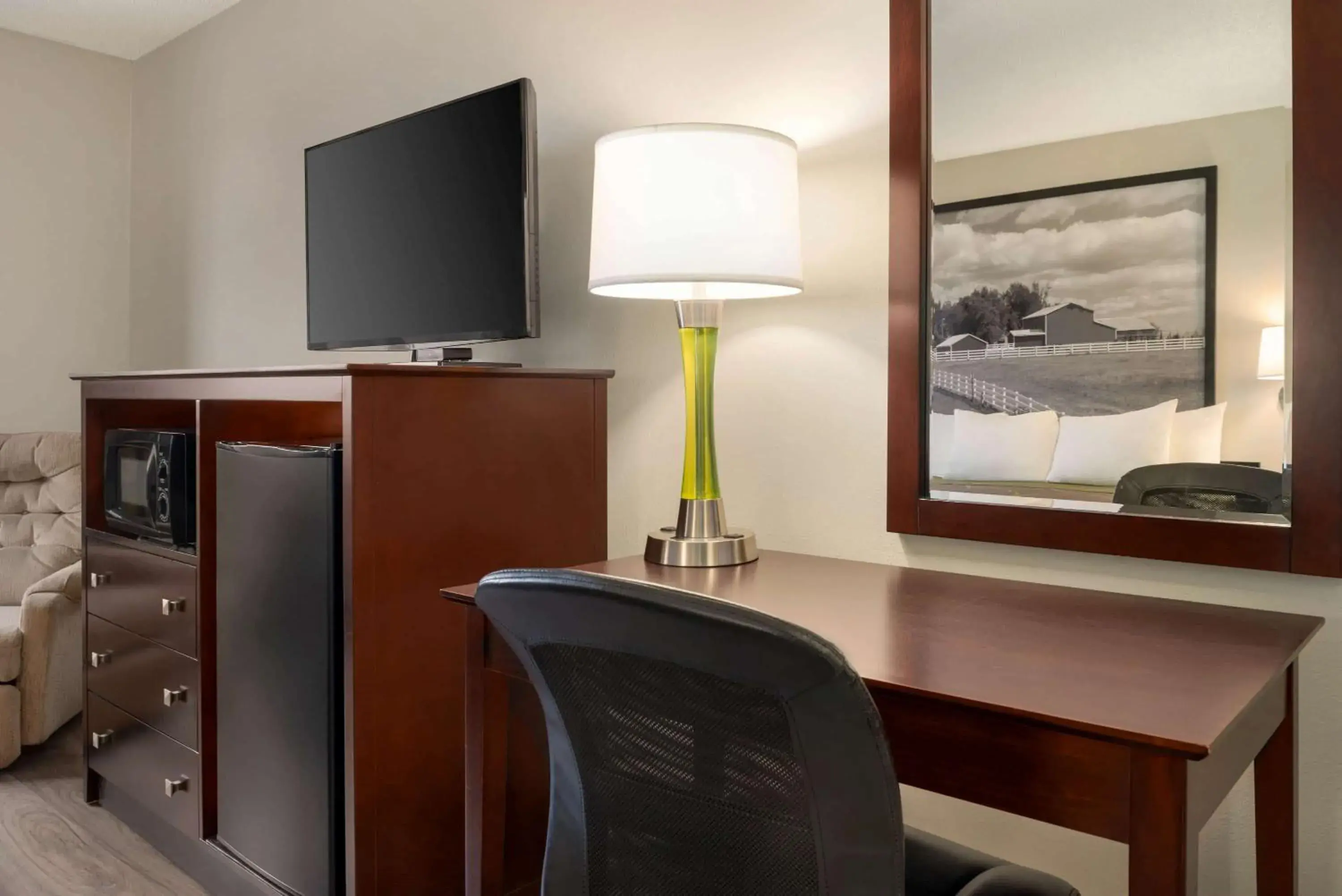 Photo of the whole room in Super 8 by Wyndham Bethany MO Photo of the whole room in Super 8 by Wyndham Bethany MO