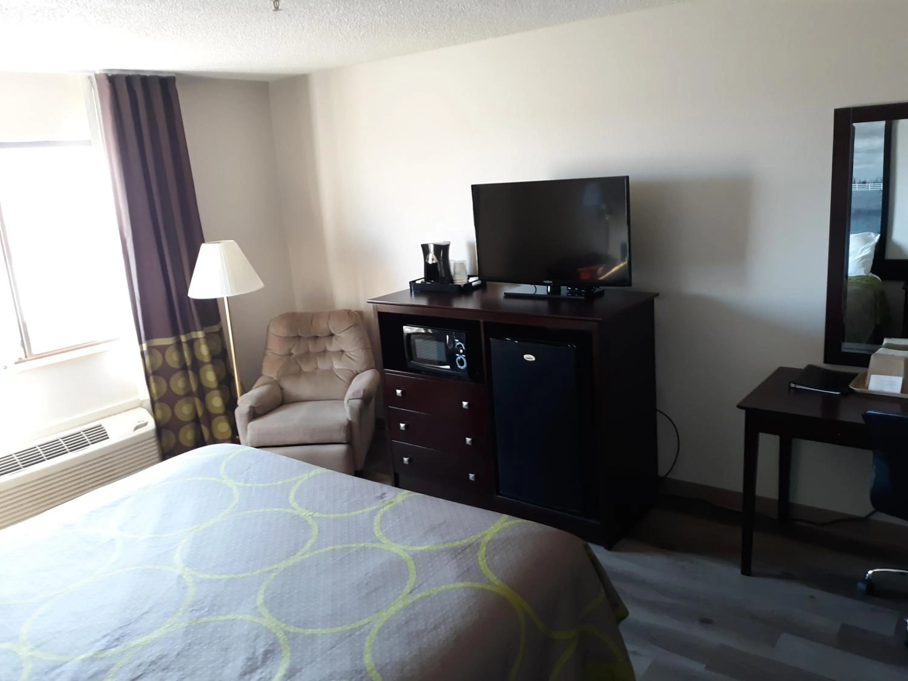 Bedroom, Bed in Super 8 by Wyndham Bethany MO