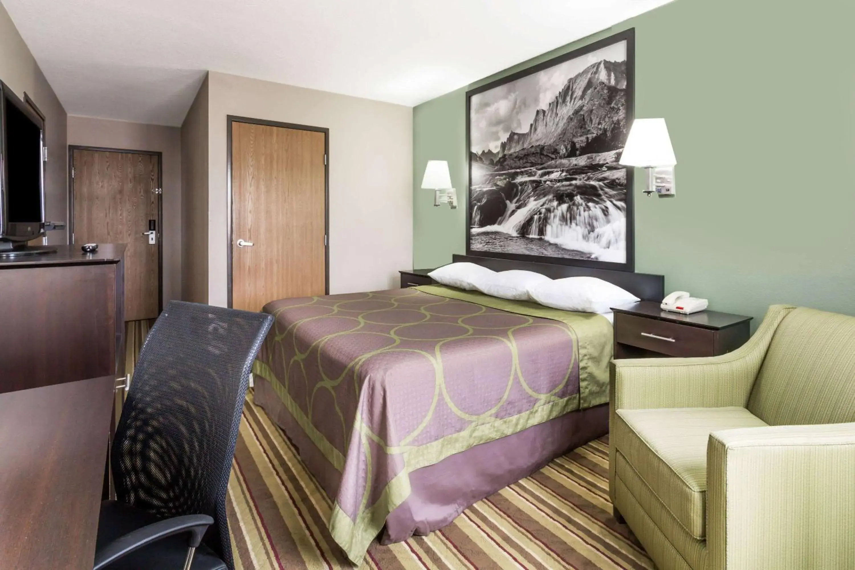 Photo of the whole room, Bed in Super 8 by Wyndham Rock Springs Photo of the whole room, Bed in Super 8 by Wyndham Rock Springs