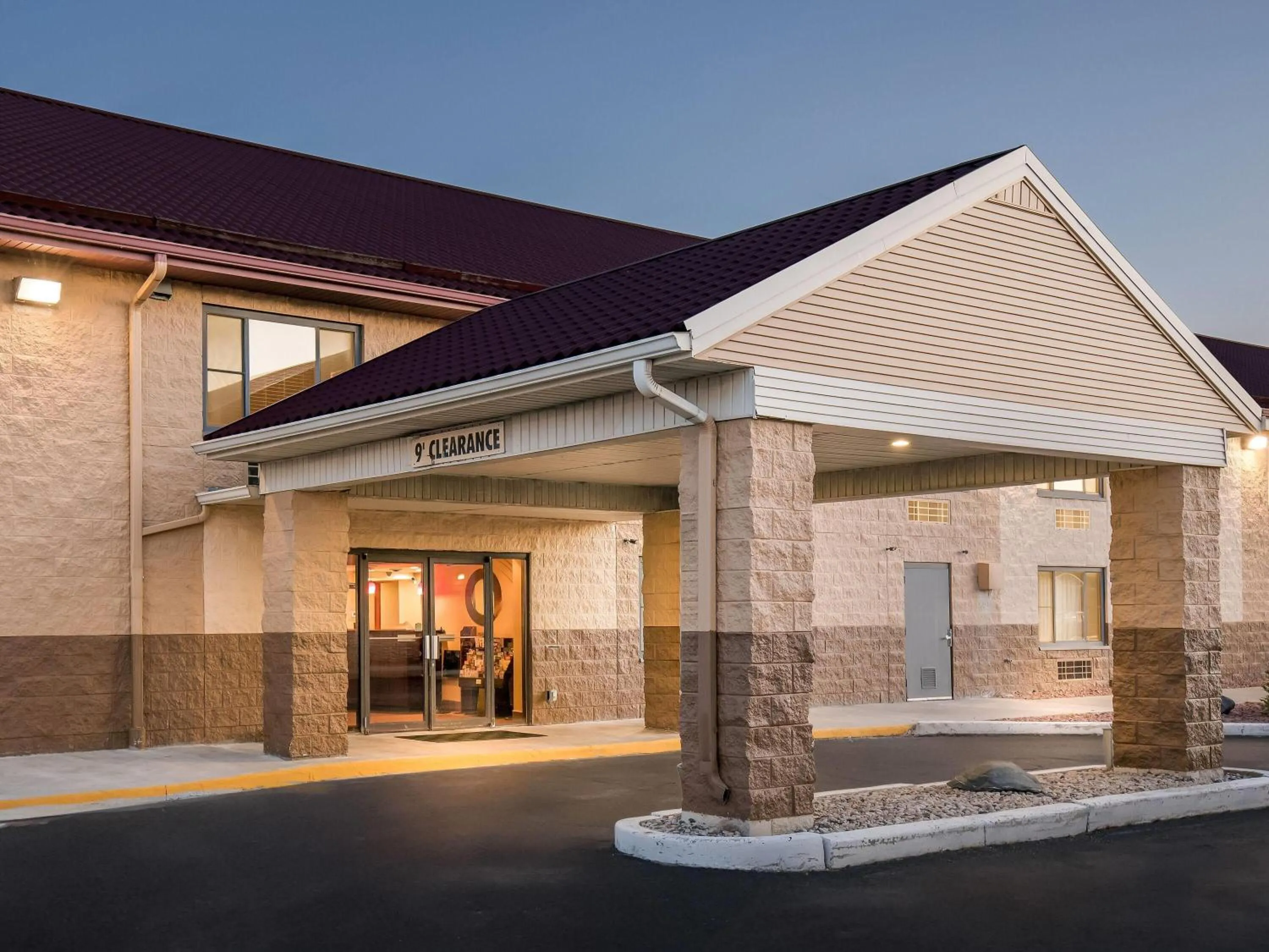 Property building in Super 8 by Wyndham Sturtevant Racine