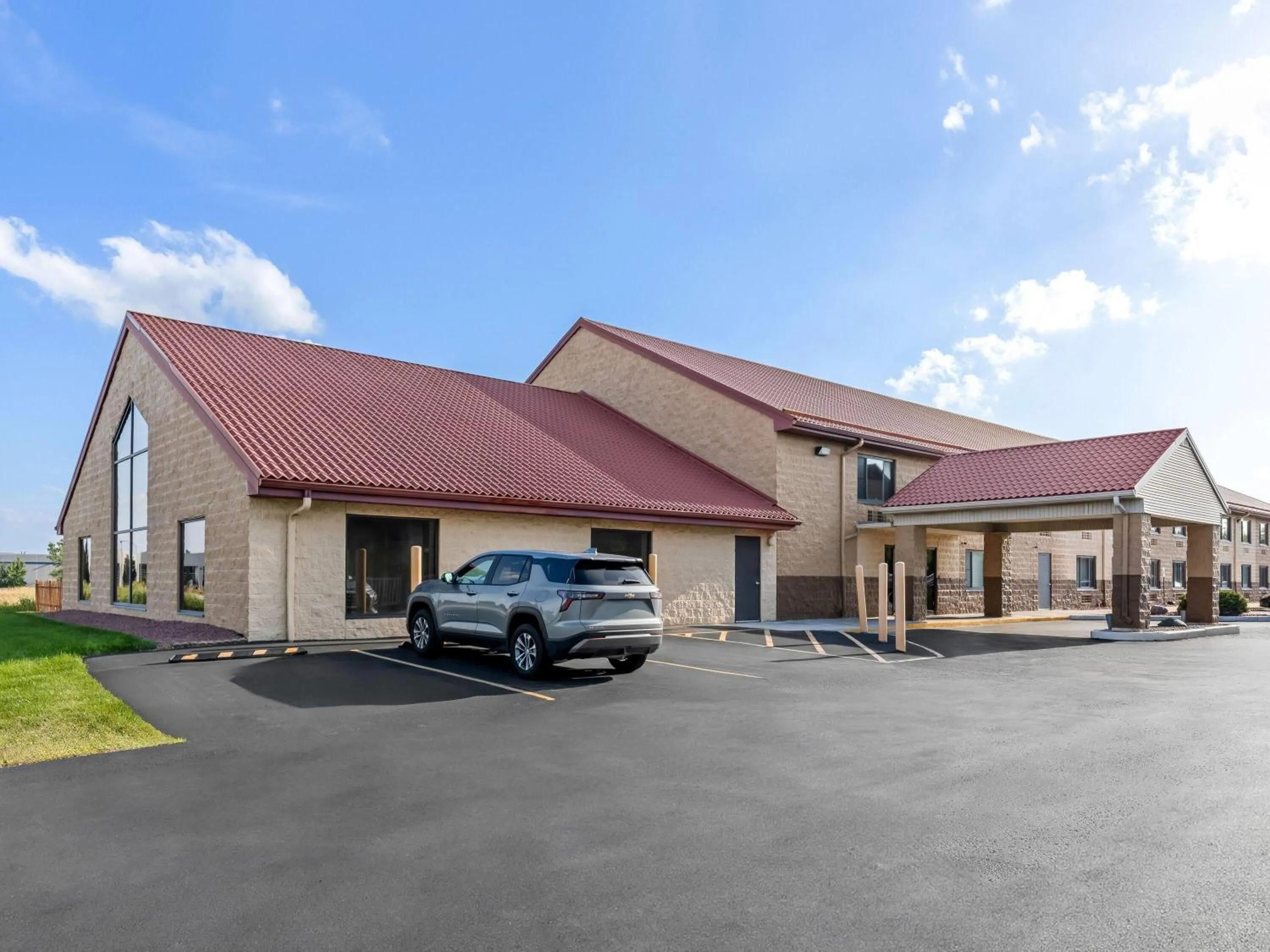 Property building in Super 8 by Wyndham Sturtevant Racine