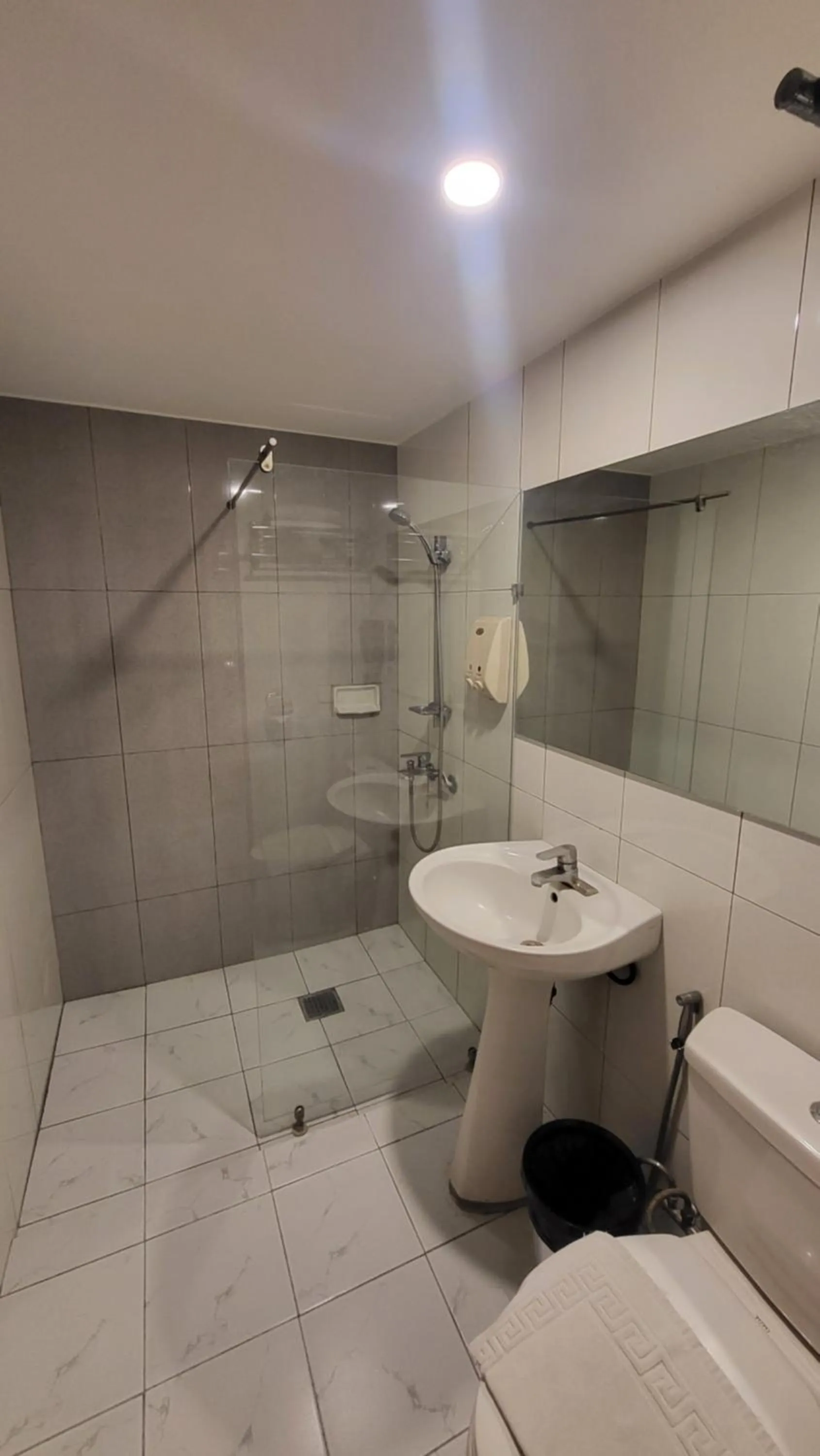 Toilet in DG Grami Hotel