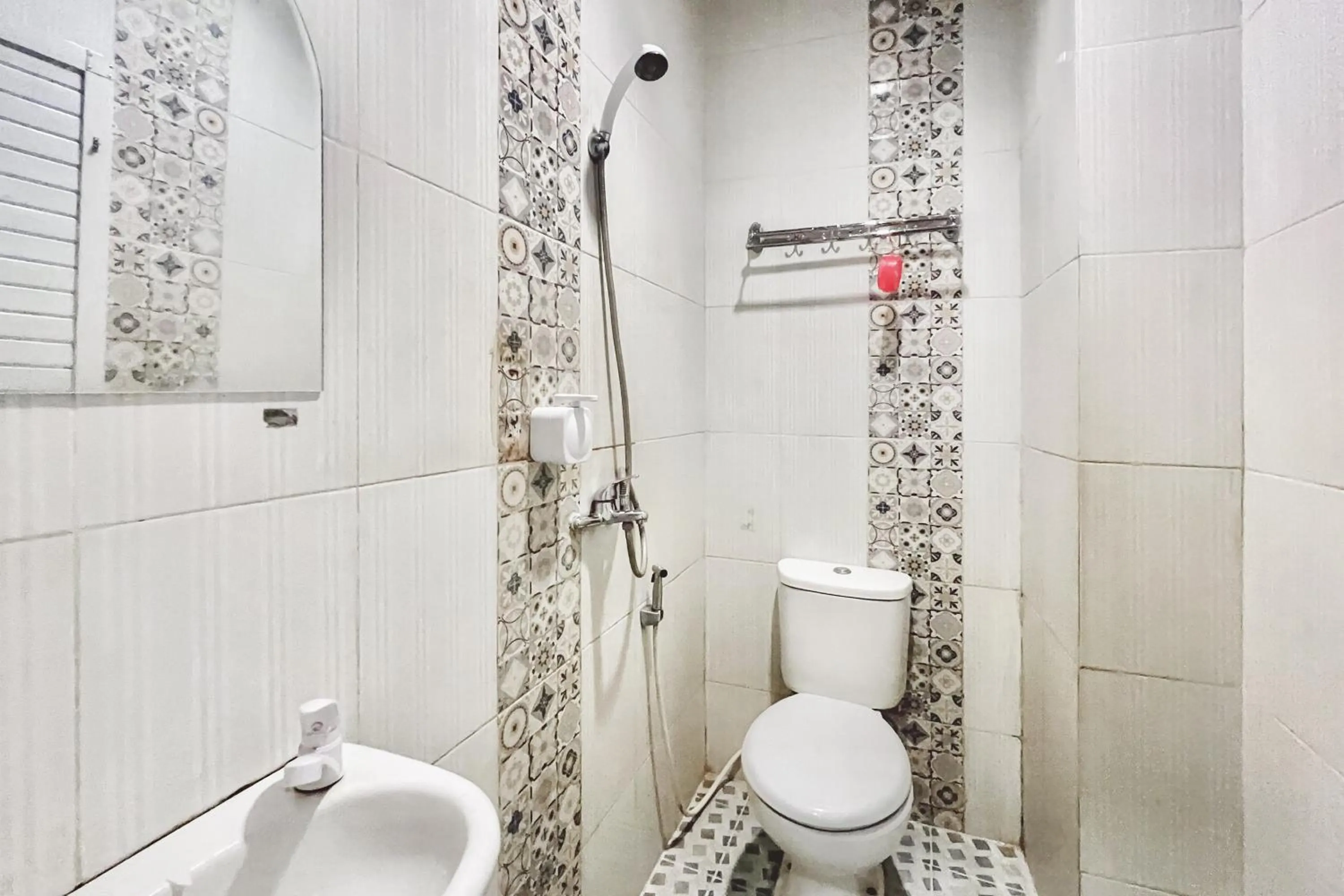 Bathroom in RedDoorz at Vania Residence Medan