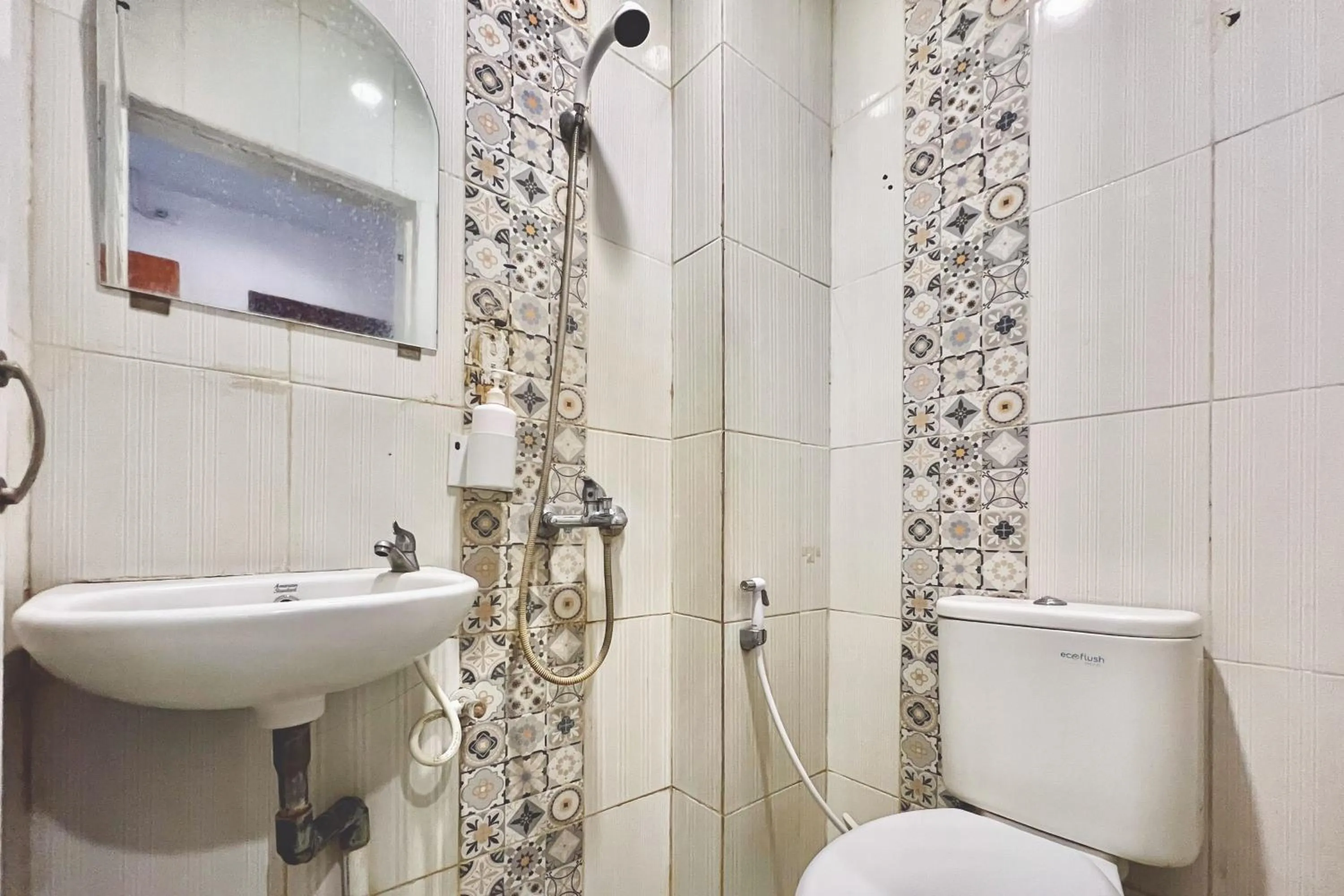 Bathroom in RedDoorz at Vania Residence Medan