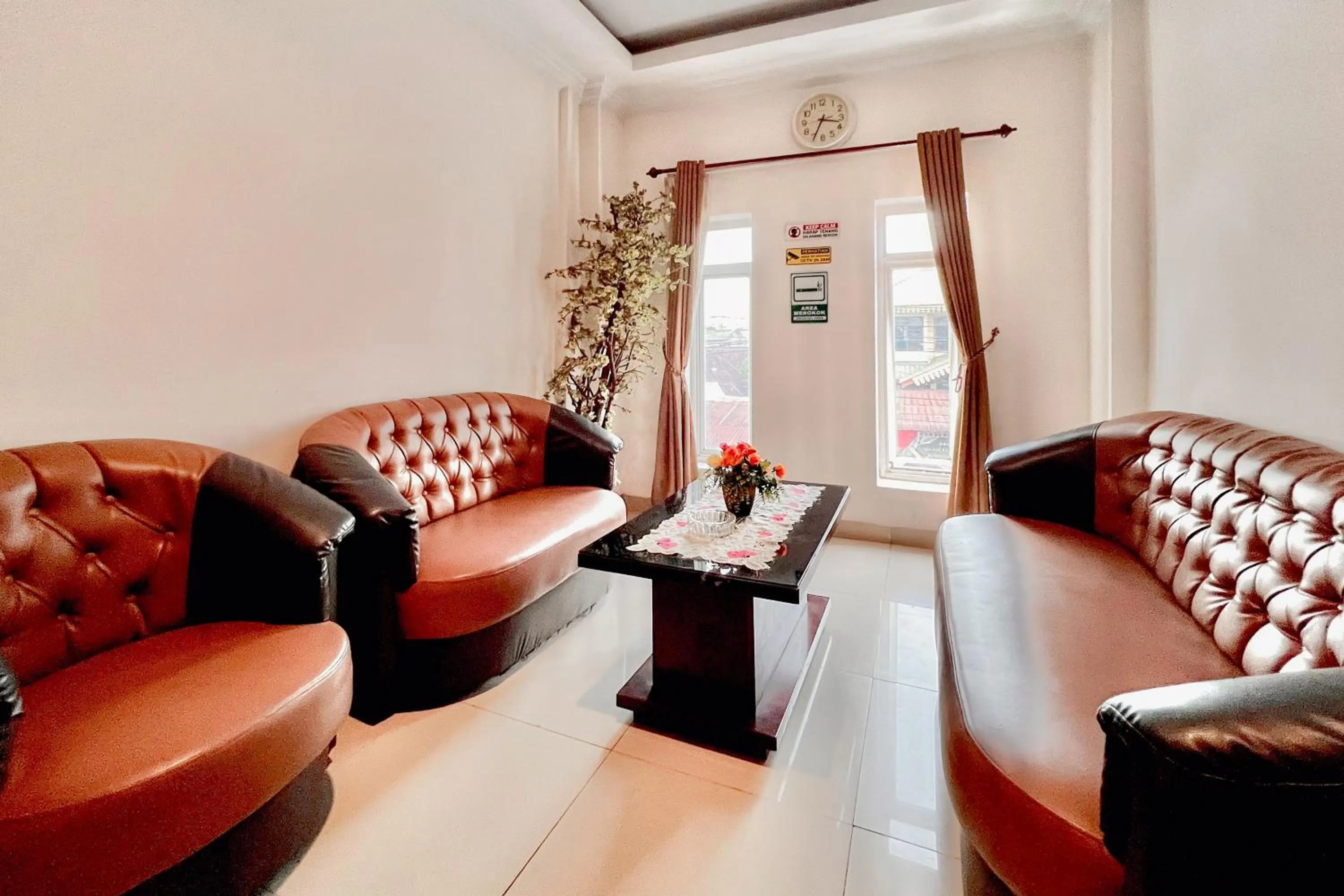 Seating area in RedDoorz at Vania Residence Medan