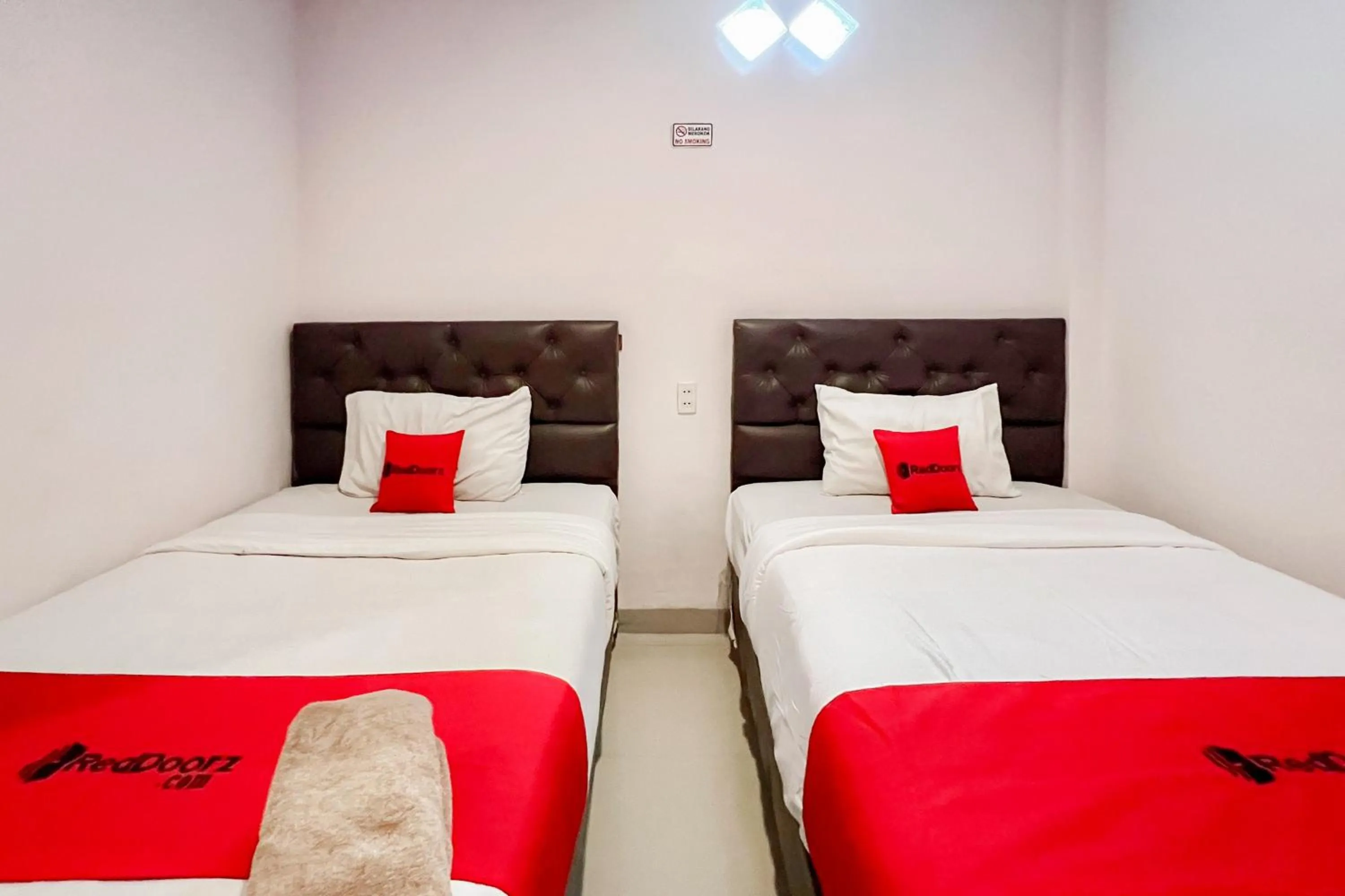 Bedroom, Bed in RedDoorz at Vania Residence Medan