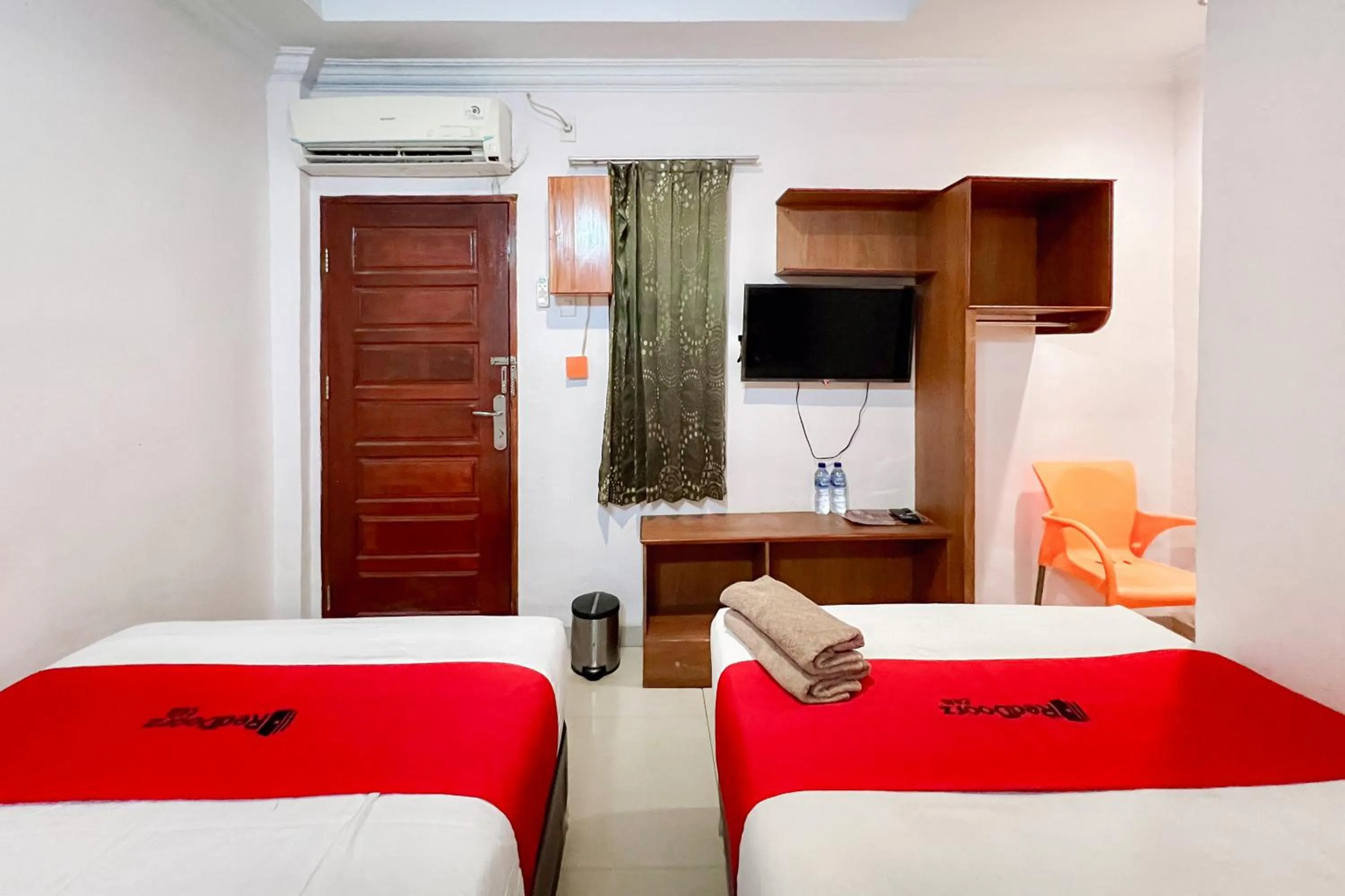 Bedroom, Bed in RedDoorz at Vania Residence Medan