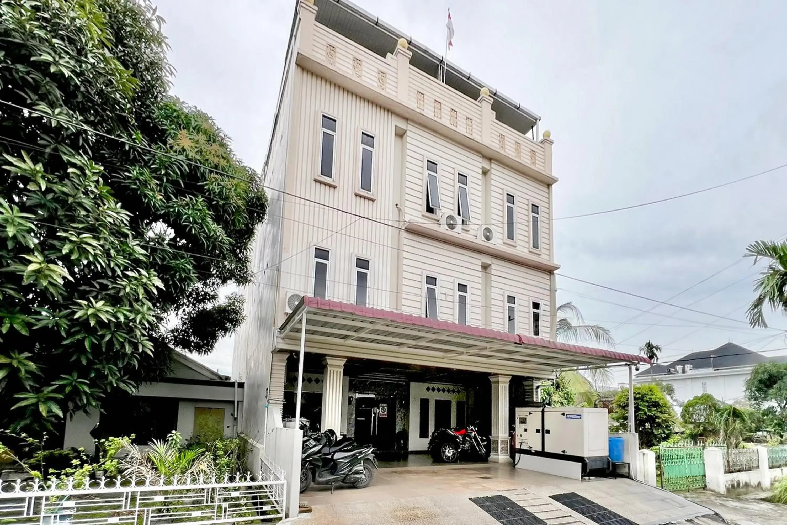 Facade/entrance in RedDoorz at Vania Residence Medan Facade/entrance in RedDoorz at Vania Residence Medan