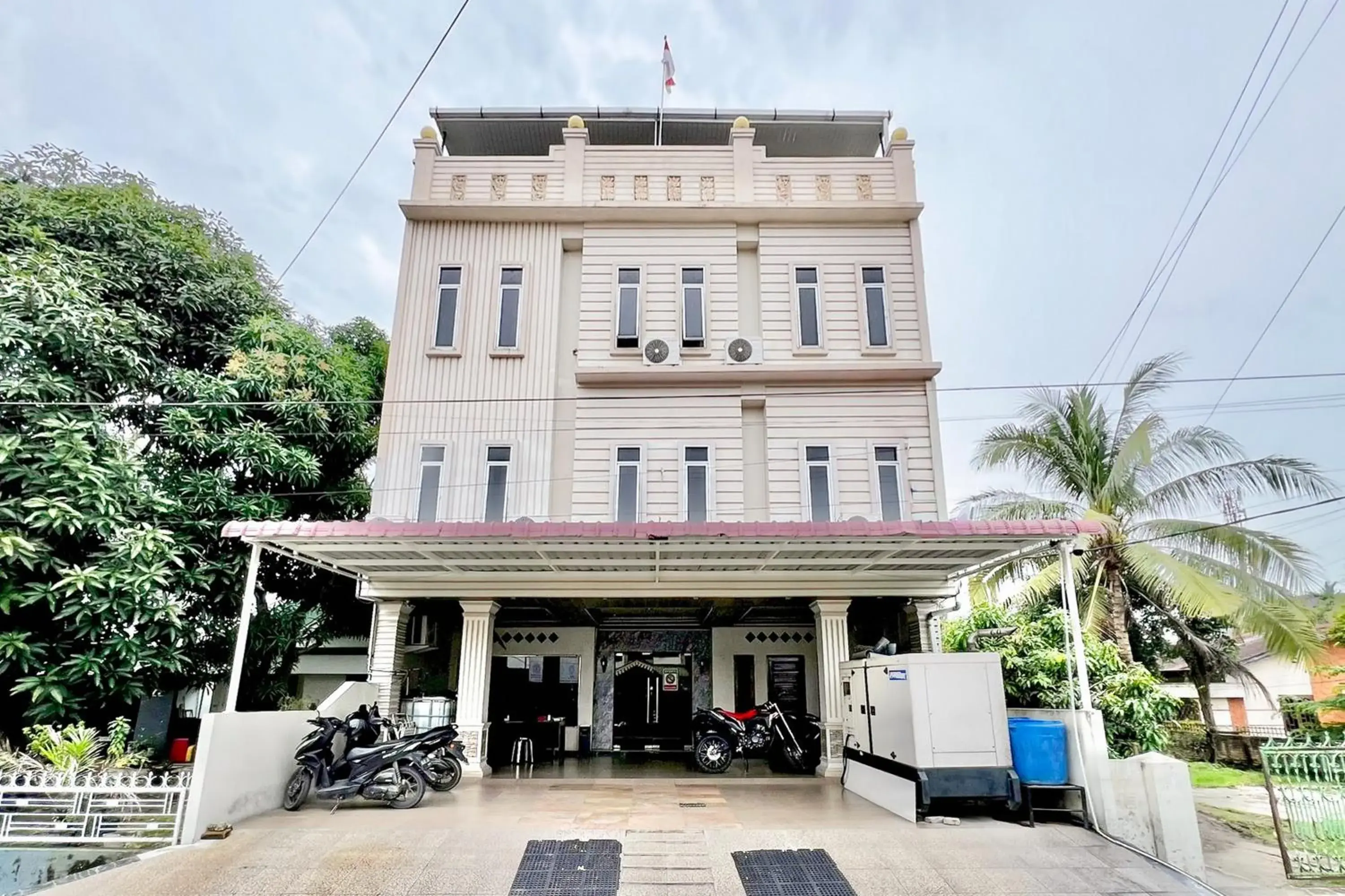Facade/entrance in RedDoorz at Vania Residence Medan Facade/entrance in RedDoorz at Vania Residence Medan