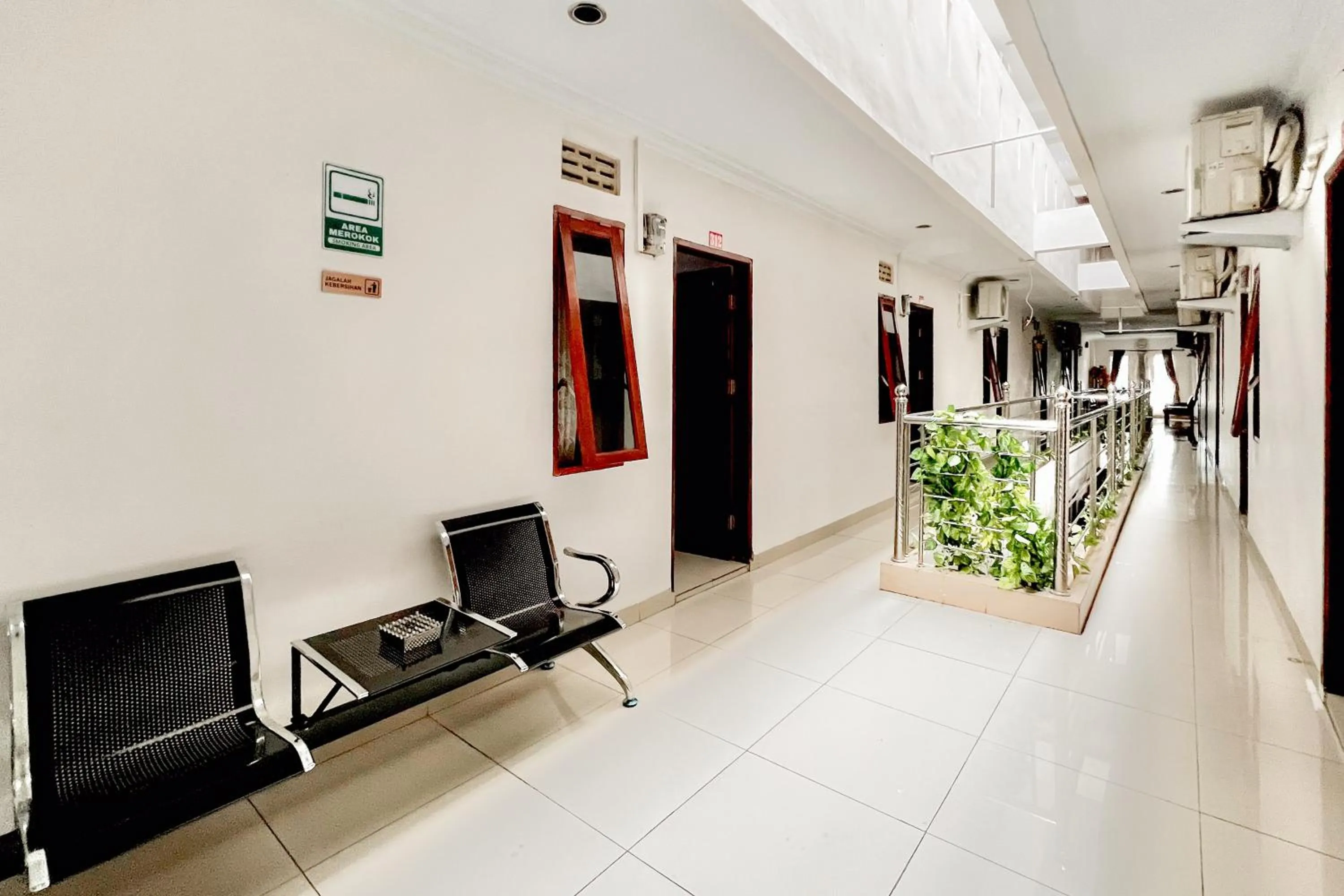 Seating area in RedDoorz at Vania Residence Medan