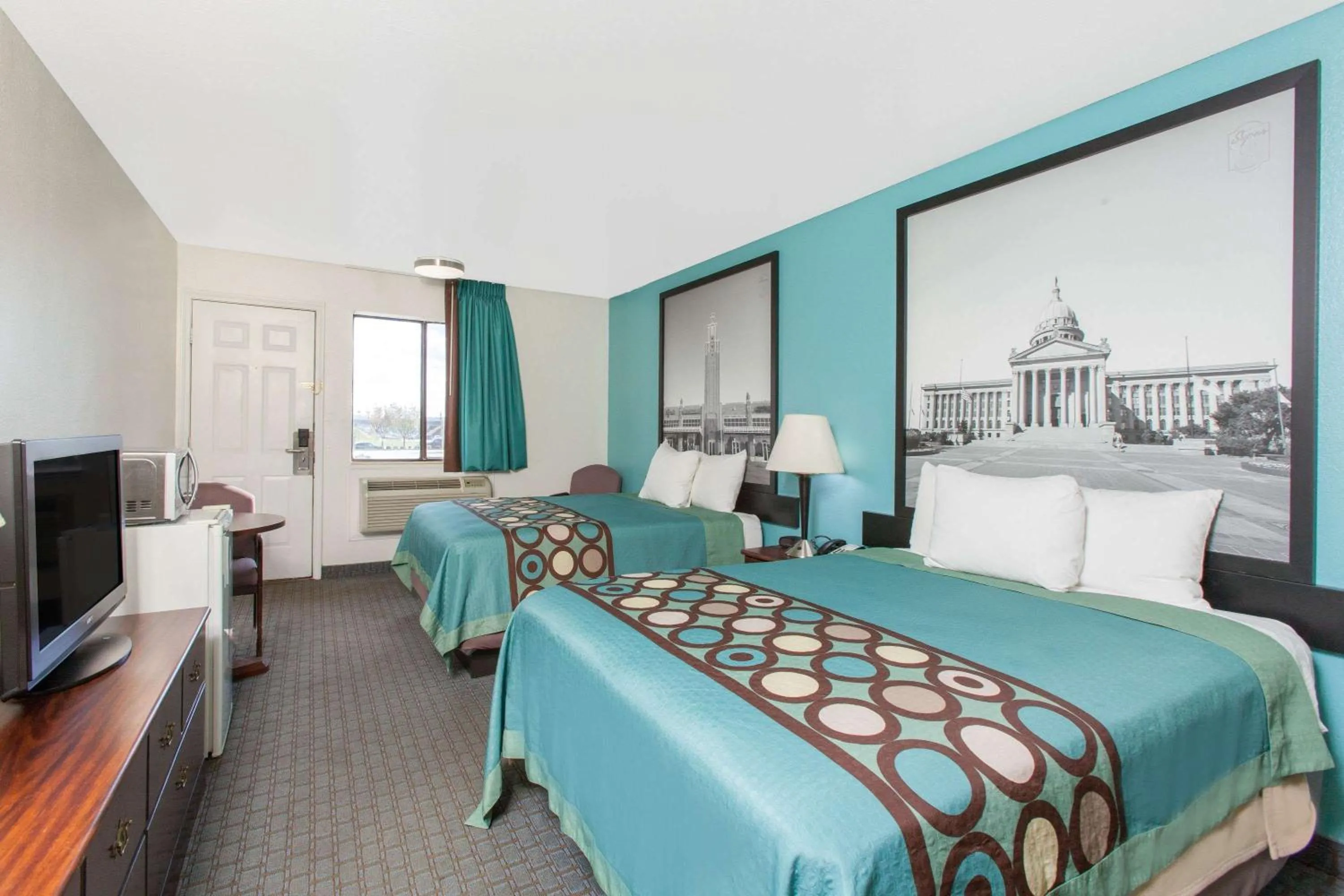 Photo of the whole room, Bed in Super 8 by Wyndham Sallisaw