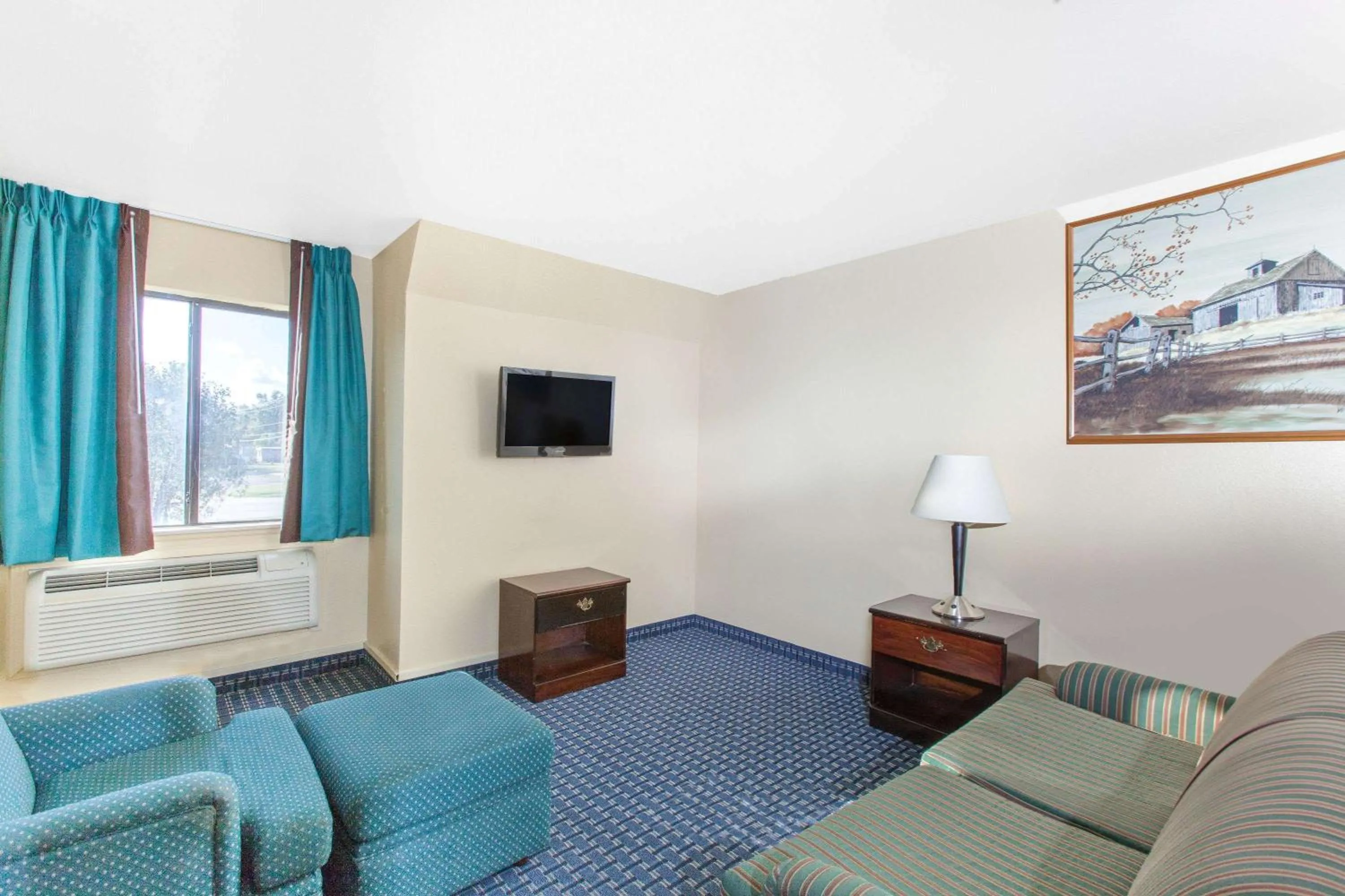 Photo of the whole room in Super 8 by Wyndham Sallisaw