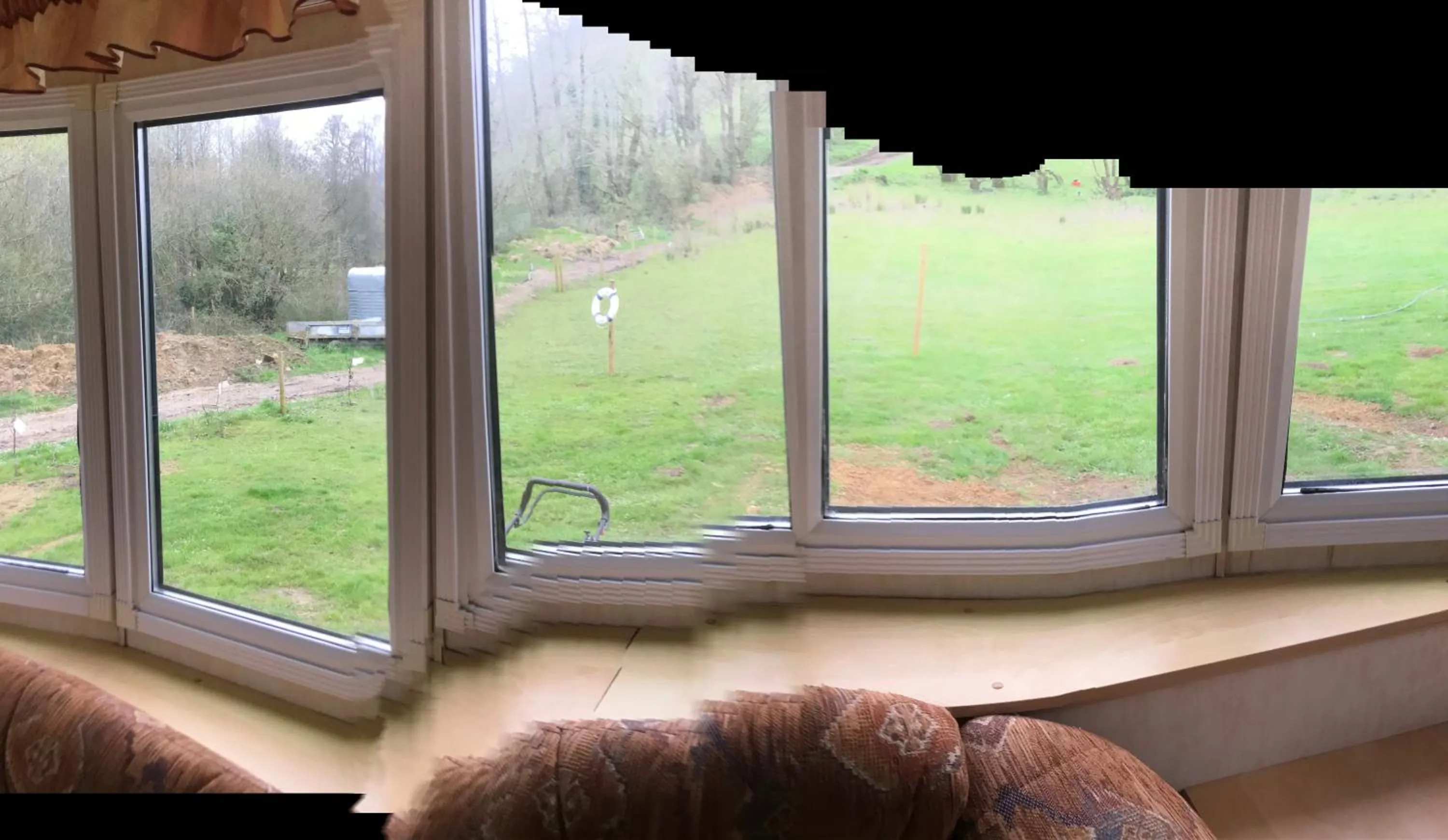 Shepherds Huts Ham Hill, 2 double beds, Bathroom, Lounge, Diner, Kitchen, LOVE dogs & Cats Looking out to lake and by Ham Hill Country Park plus parking for large vehicles available also great deals on workers long term This is the place to relax and BBQ