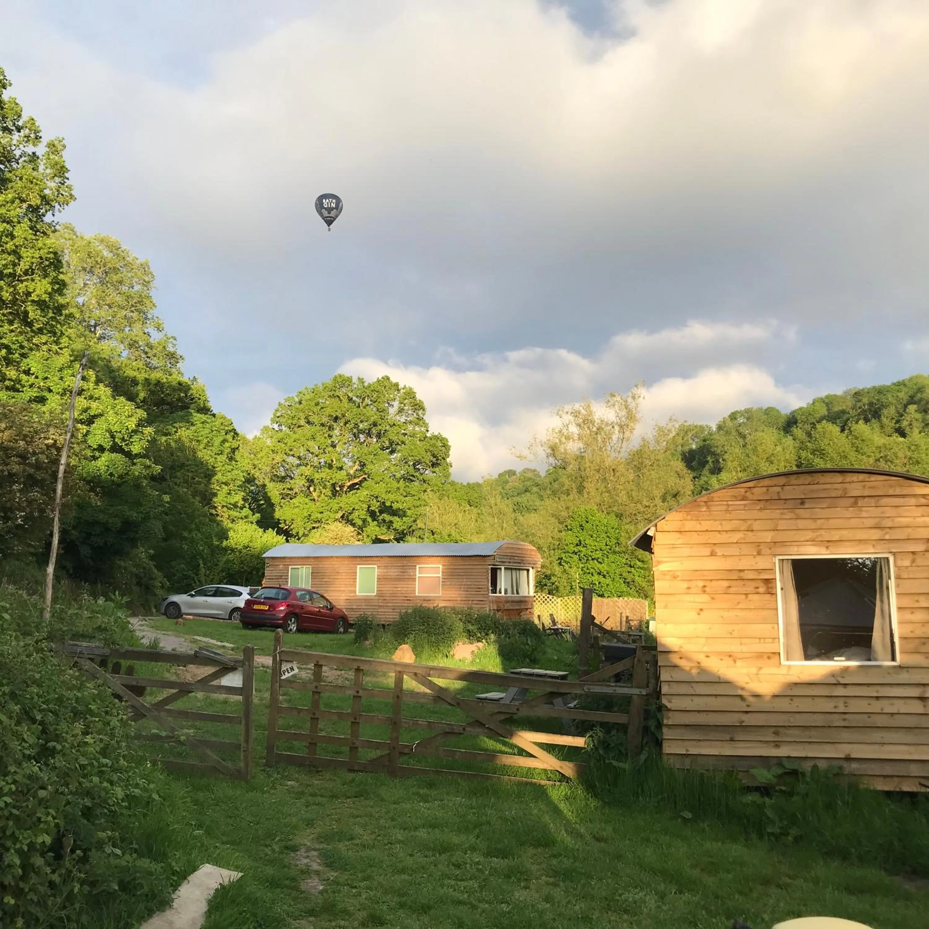 Property building in Shepherds Huts Ham Hill, 2 double beds, Bathroom, Lounge, Diner, Kitchen, LOVE dogs & Cats Looking out to lake and by Ham Hill Country Park plus parking for large vehicles available also great deals on workers long term This is the place to relax and BBQ