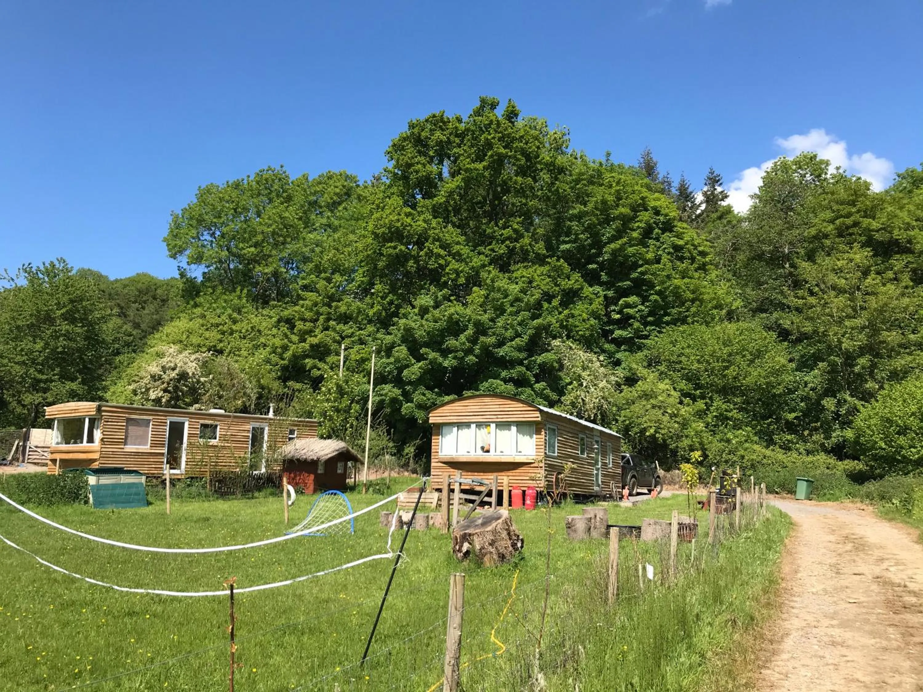 Shepherds Huts Ham Hill, 2 double beds, Bathroom, Lounge, Diner, Kitchen, LOVE dogs & Cats Looking out to lake and by Ham Hill Country Park plus parking for large vehicles available also great deals on workers long term This is the place to relax and BBQ