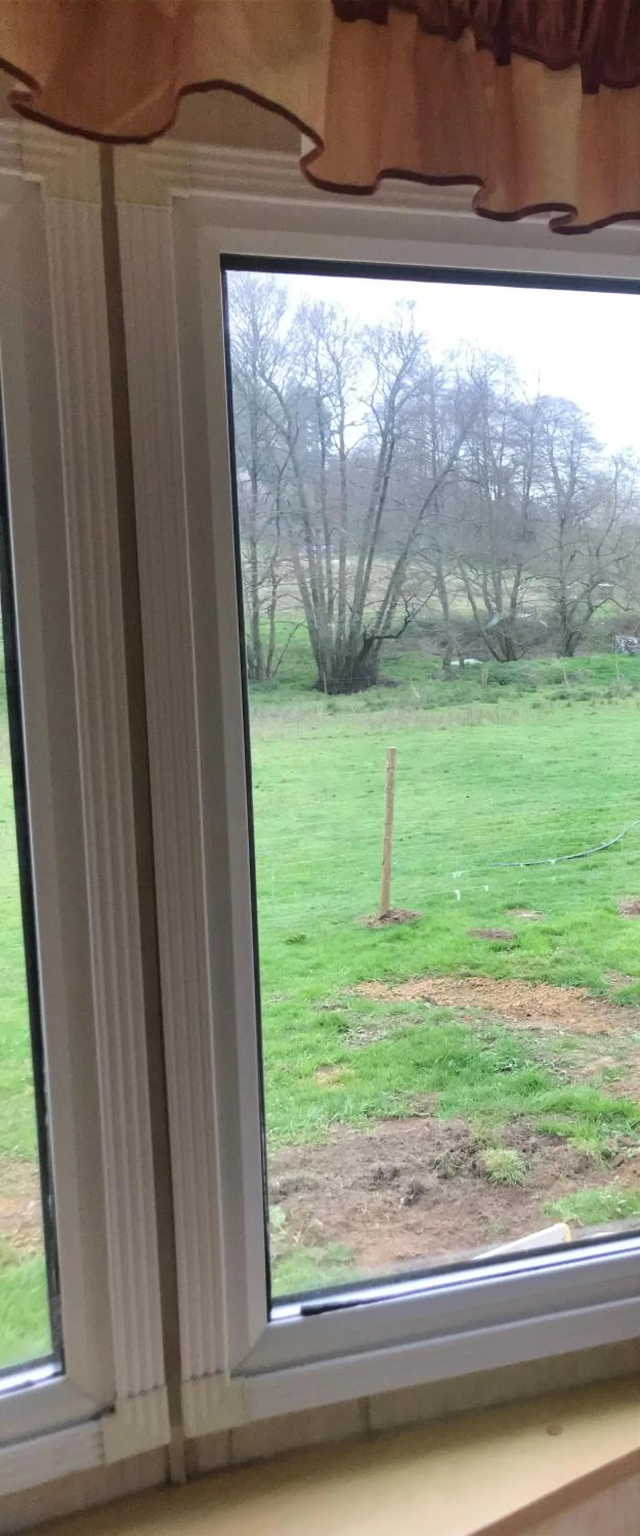 Shepherds Huts Ham Hill, 2 double beds, Bathroom, Lounge, Diner, Kitchen, LOVE dogs & Cats Looking out to lake and by Ham Hill Country Park plus parking for large vehicles available also great deals on workers long term This is the place to relax and BBQ