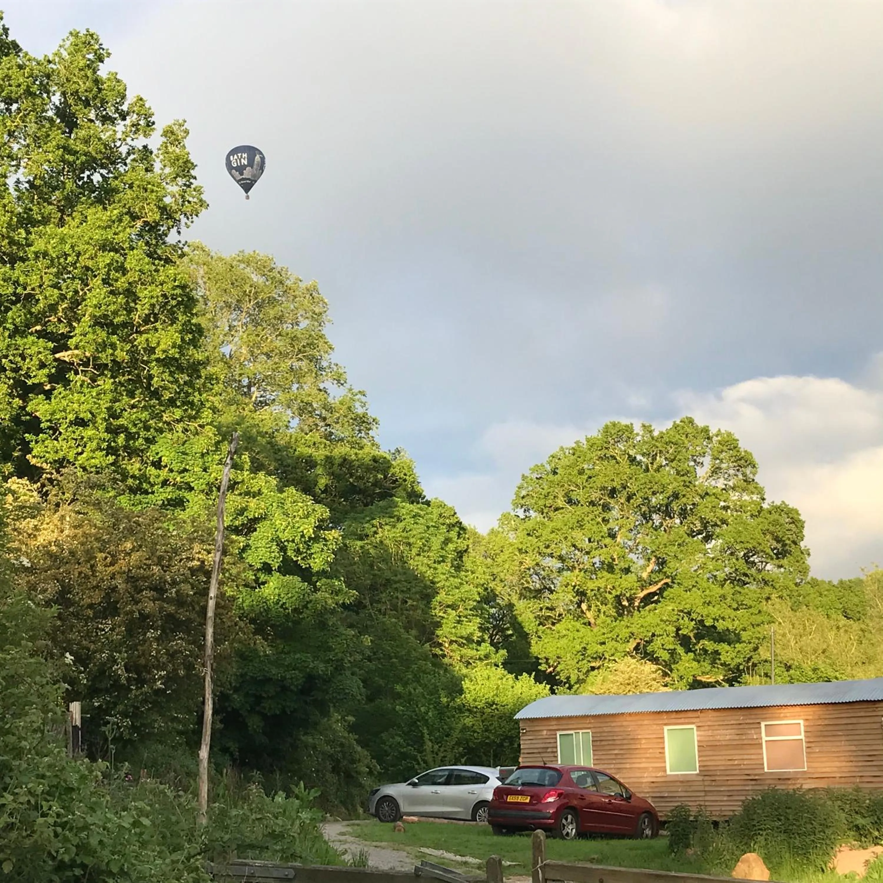 Property building in Shepherds Huts Ham Hill, 2 double beds, Bathroom, Lounge, Diner, Kitchen, LOVE dogs & Cats Looking out to lake and by Ham Hill Country Park plus parking for large vehicles available also great deals on workers long term This is the place to relax and BBQ