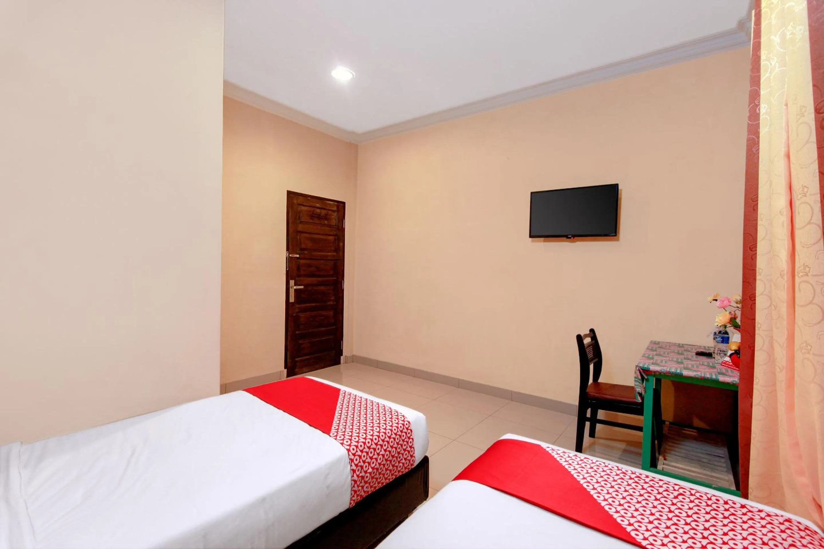 Bedroom, TV/Entertainment Center in OYO 799 Hotel Dieng