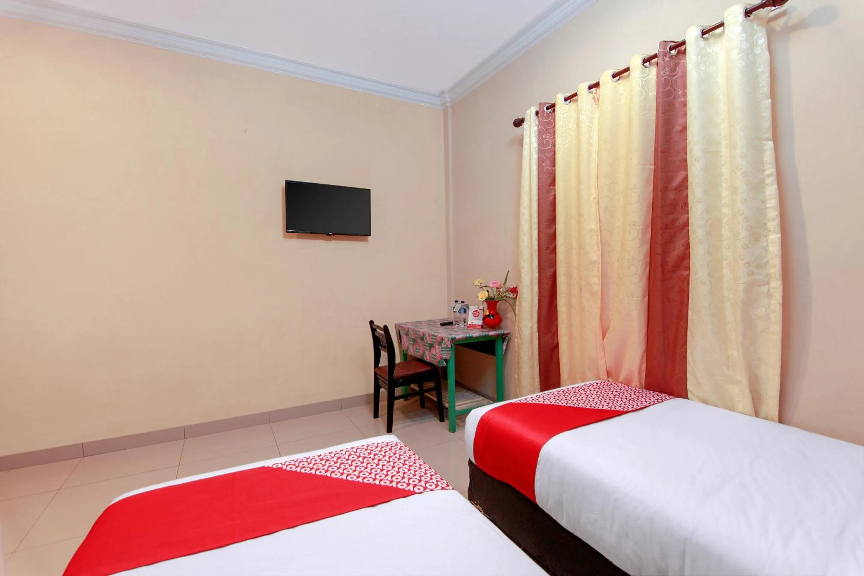 Bedroom, TV/Entertainment Center in OYO 799 Hotel Dieng