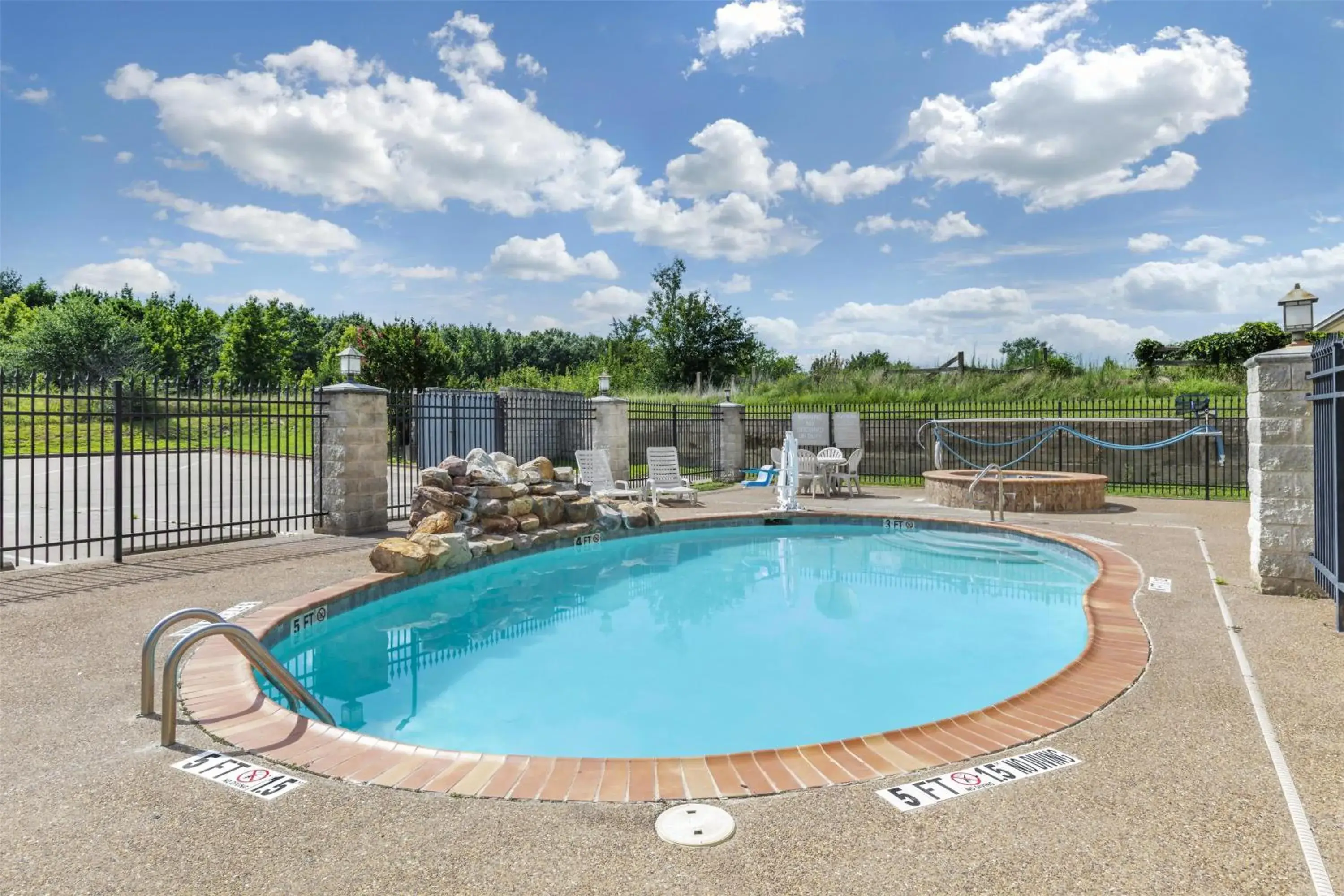Pool view in Best Western Mineola Inn Pool view in Best Western Mineola Inn