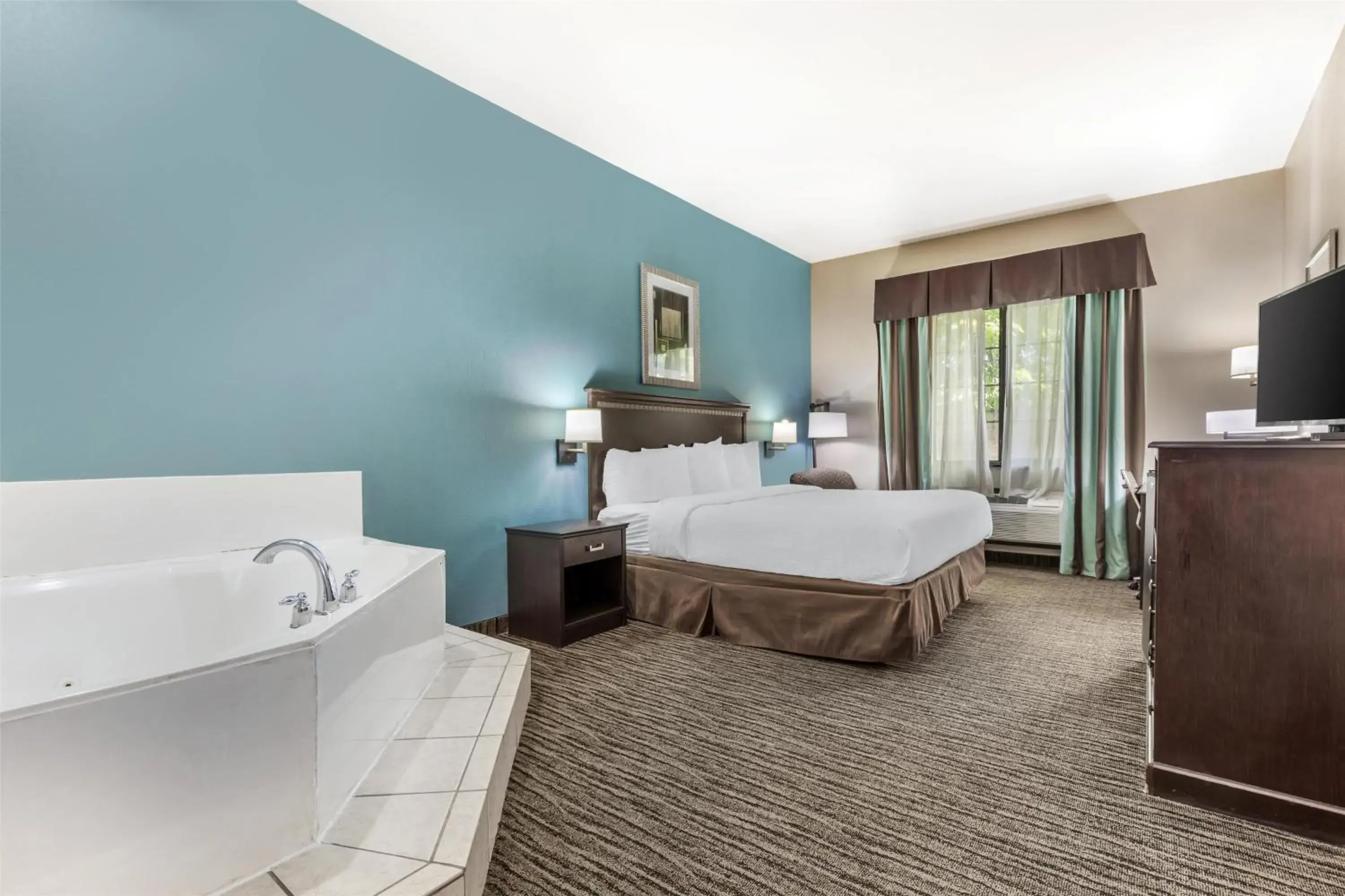 Photo of the whole room, Bed in Best Western Mineola Inn Photo of the whole room, Bed in Best Western Mineola Inn