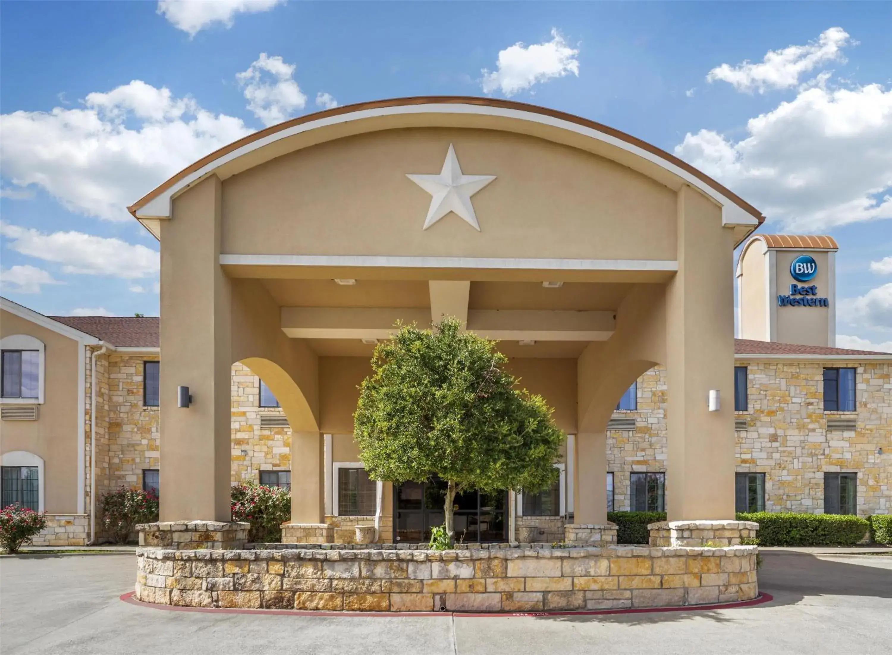 Property building in Best Western Mineola Inn Property building in Best Western Mineola Inn