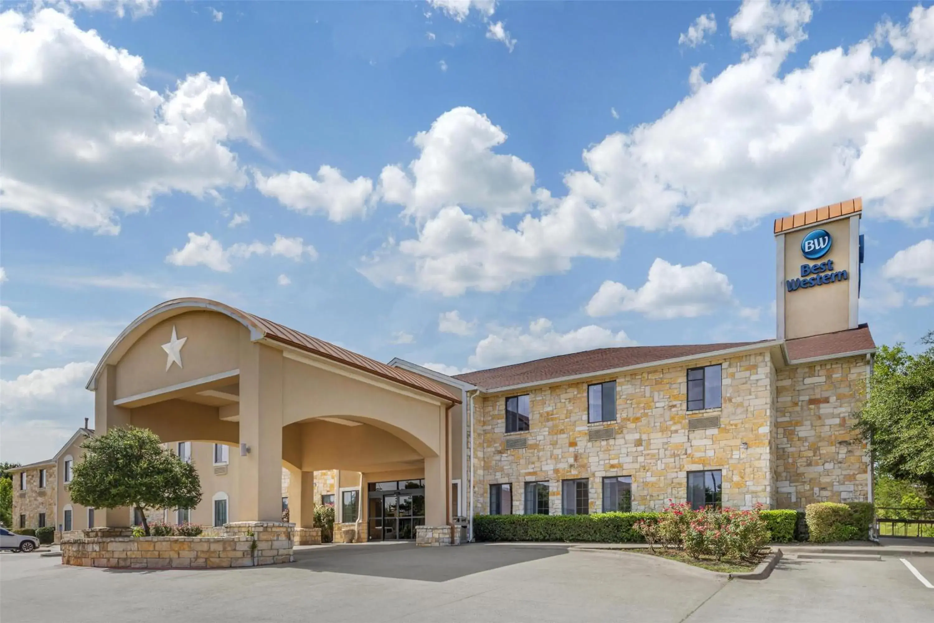Property building in Best Western Mineola Inn Property building in Best Western Mineola Inn