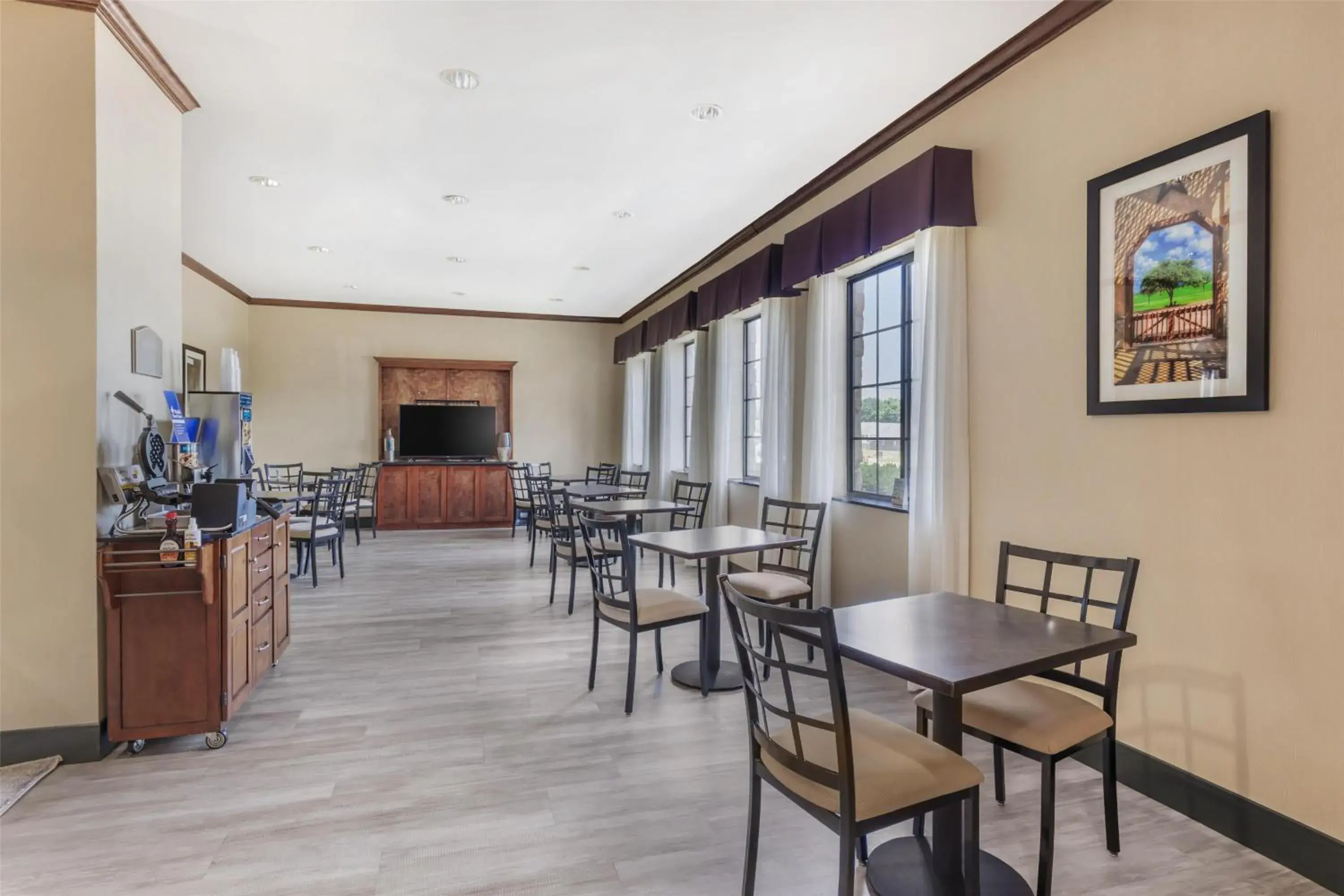 Breakfast in Best Western Mineola Inn Breakfast in Best Western Mineola Inn