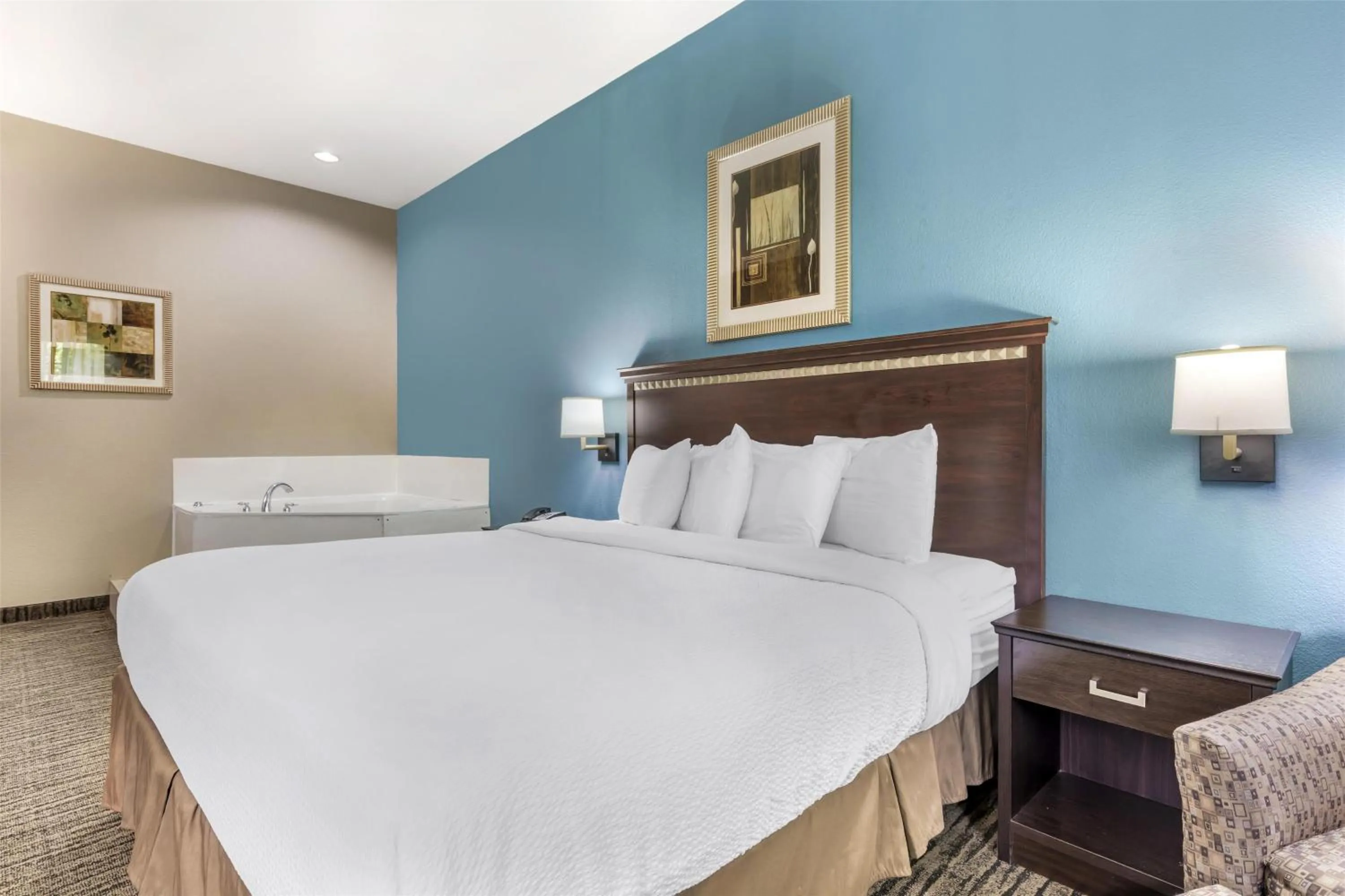 Photo of the whole room, Bed in Best Western Mineola Inn