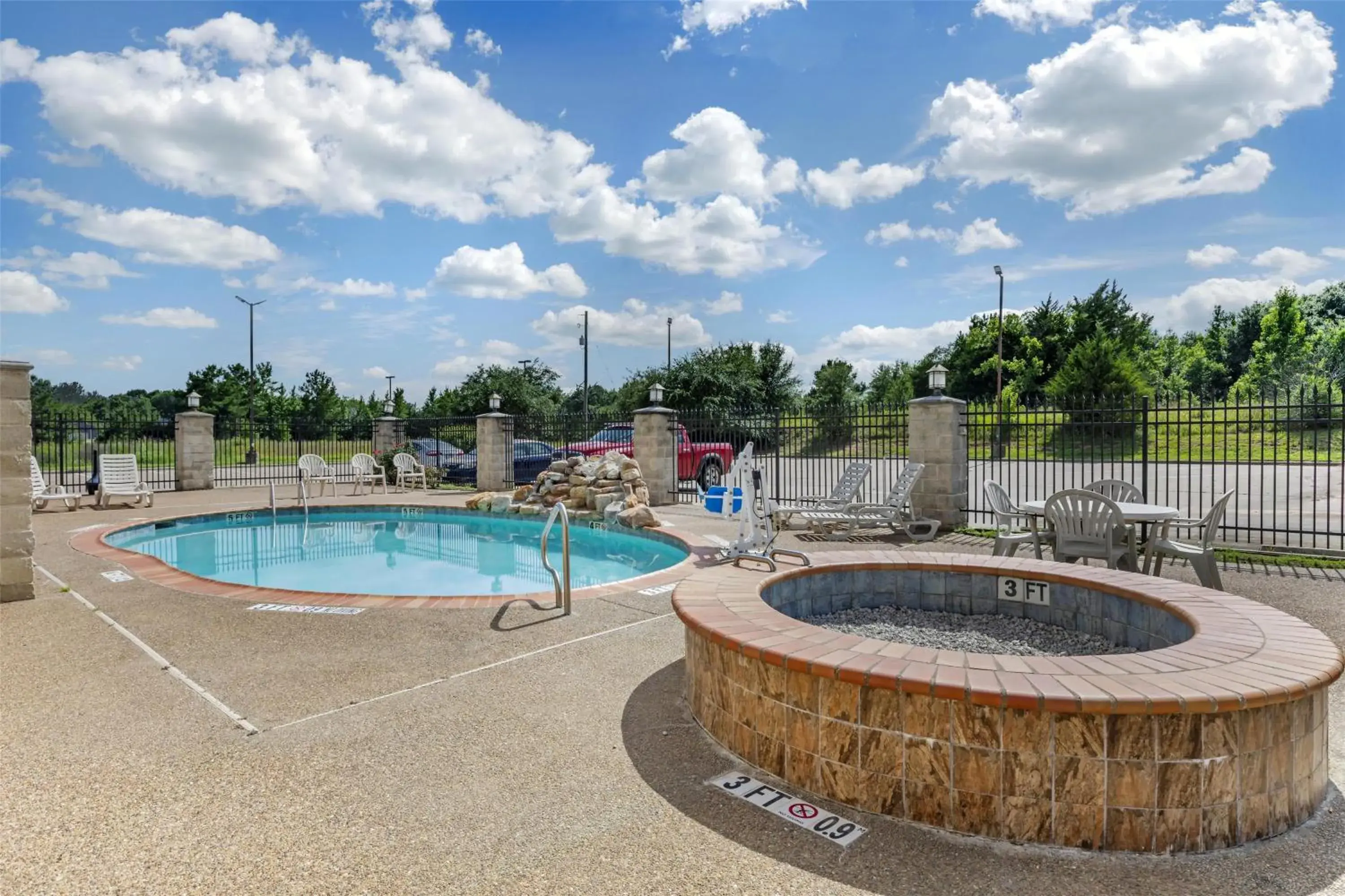 Pool view in Best Western Mineola Inn Pool view in Best Western Mineola Inn