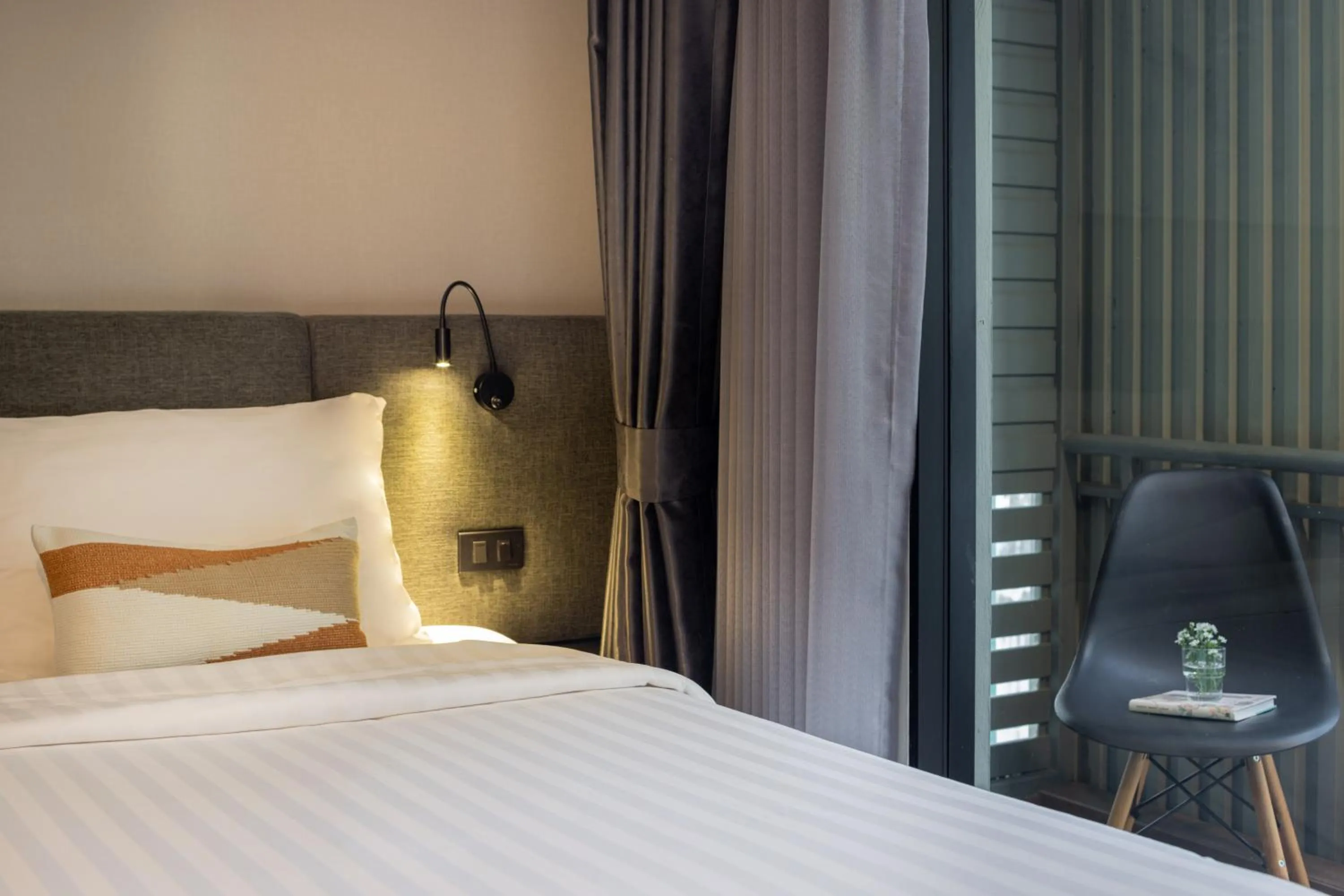 Quiet street view, Bed in SOVA Hotel Bangkok